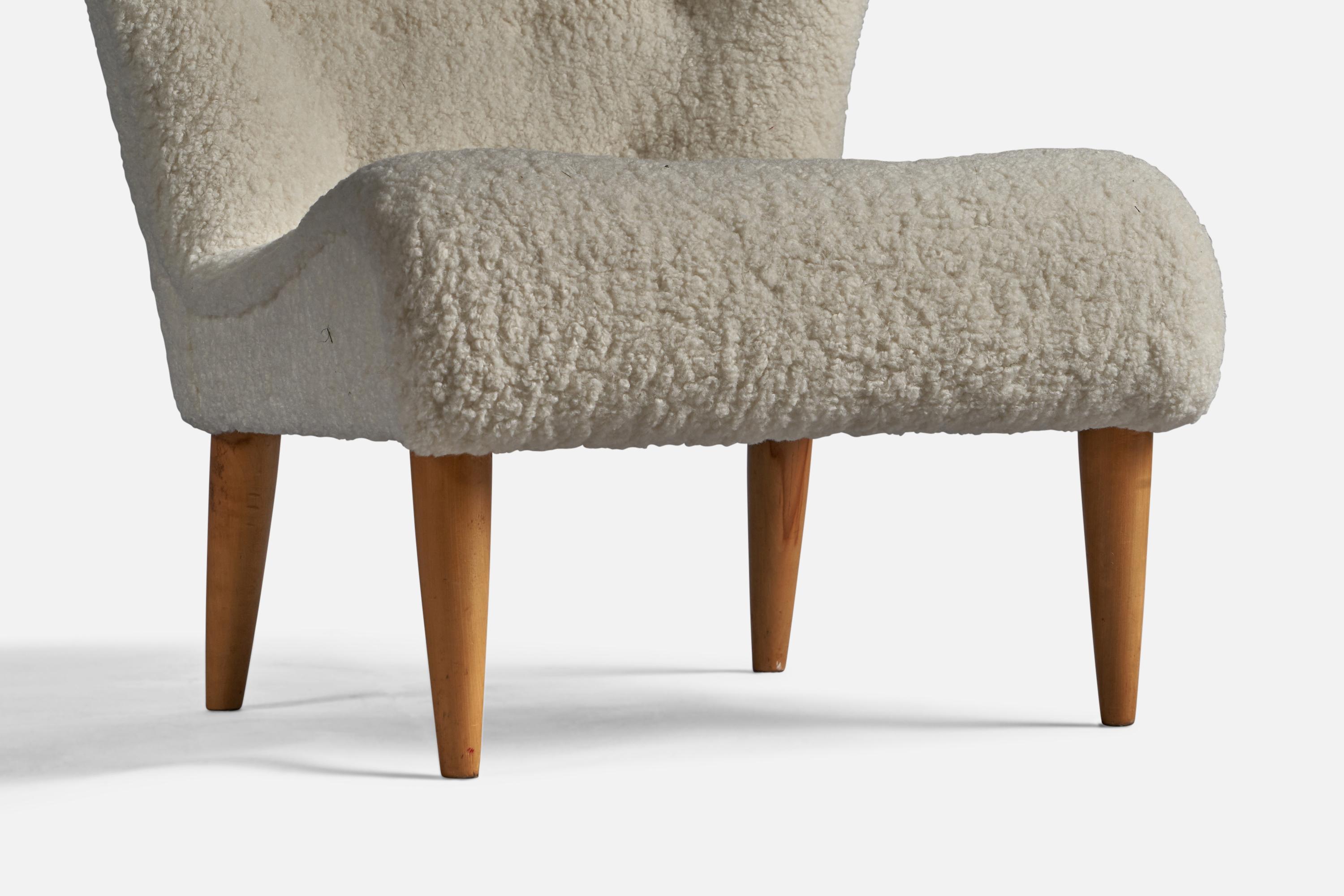 Milieu du XXe siècle Designer suédois, chaise à pantoufles, tissu bouclé, Wood, Suède, années 1940 en vente