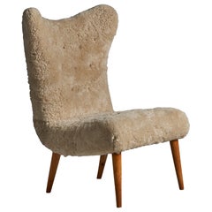 Diseñador sueco, Silla pantufla, piel de oveja, madera, Suecia, años 50