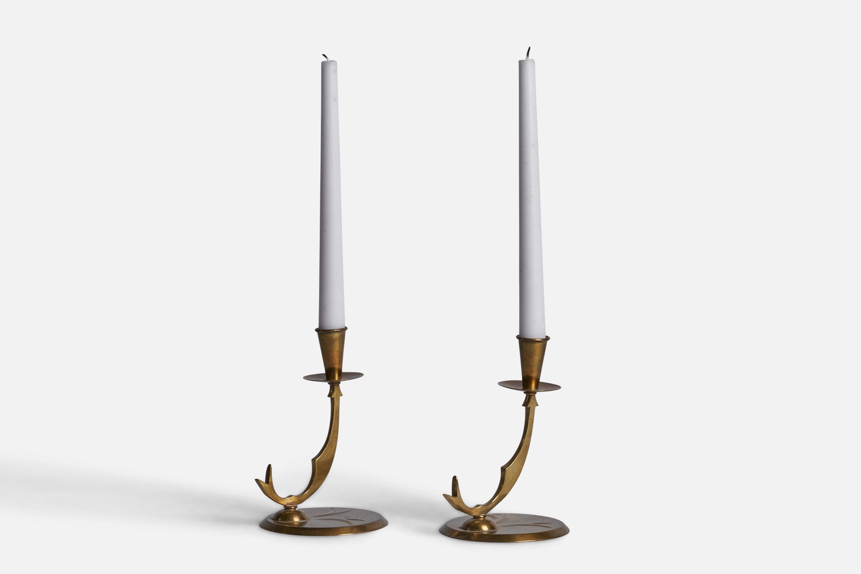 Ein Paar Kerzenhalter aus Messing, entworfen und hergestellt in Schweden, ca. 1940er Jahre.

Hält 0,8