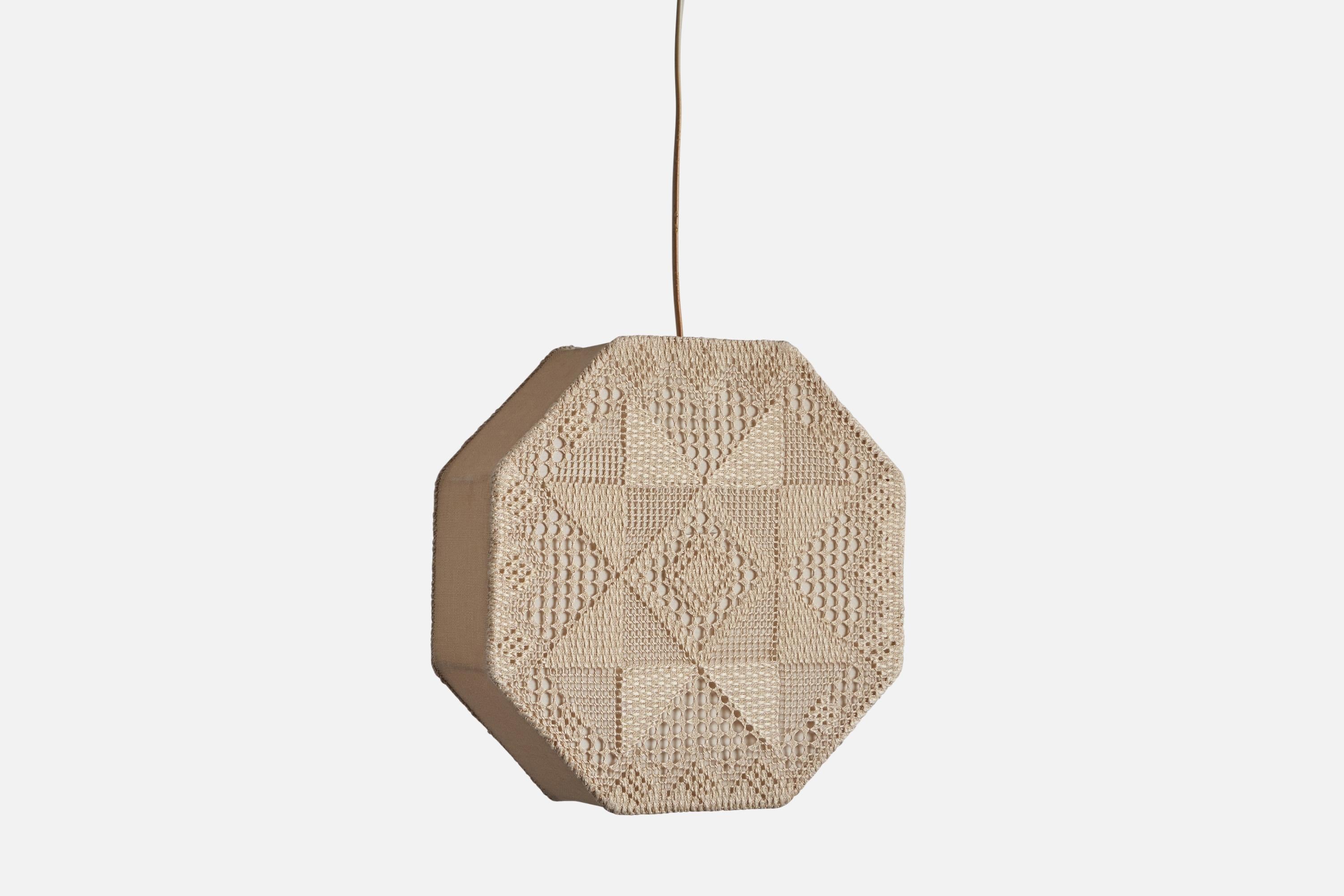 Una piccola lampada a sospensione in tessuto ricamato beige progettata e prodotta in Svezia, negli anni '40 circa.

Dimensioni complessive (pollici): 9,25