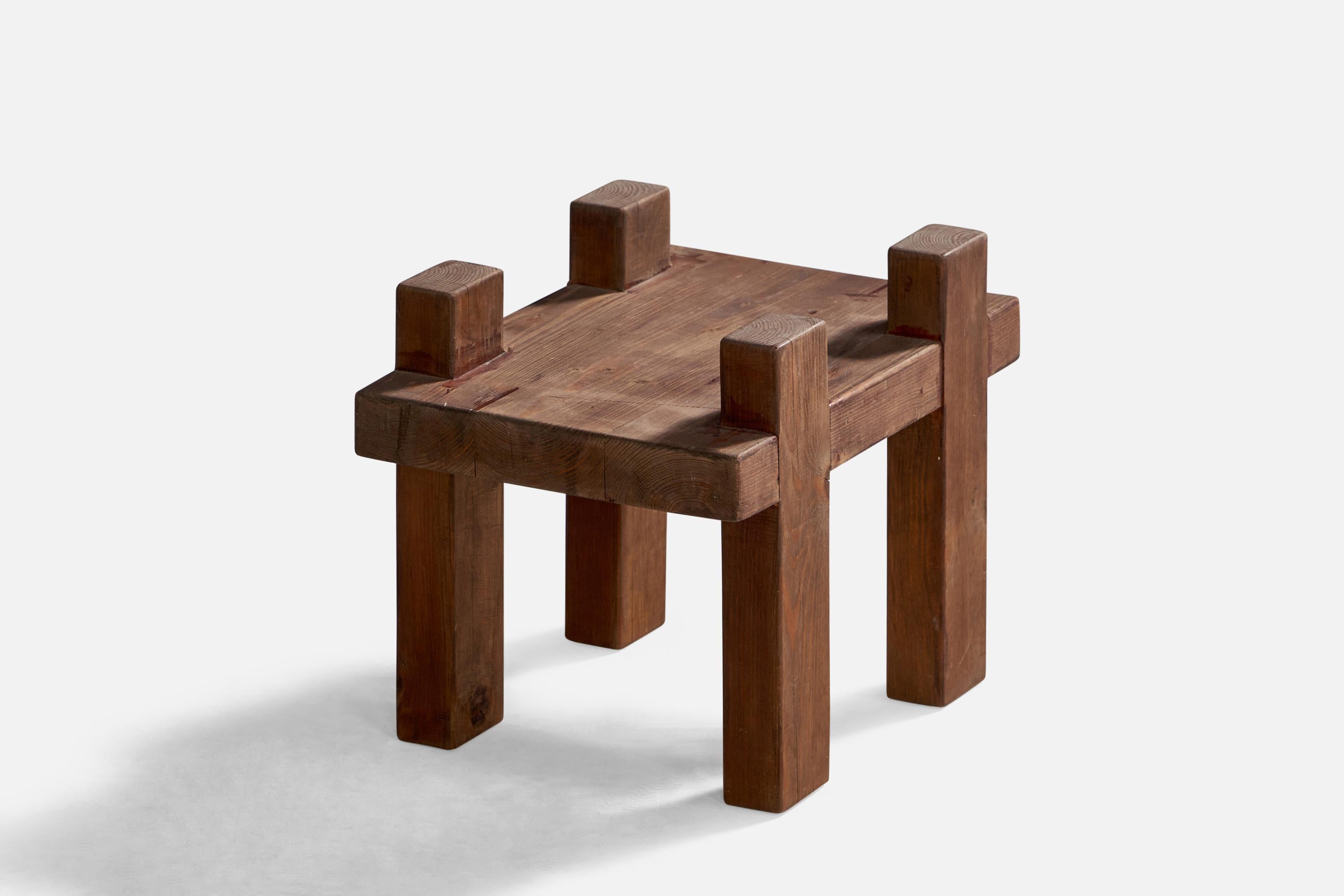 Petite table d'appoint en pin teinté foncé, conçue et fabriquée en Suède dans les années 1960.
