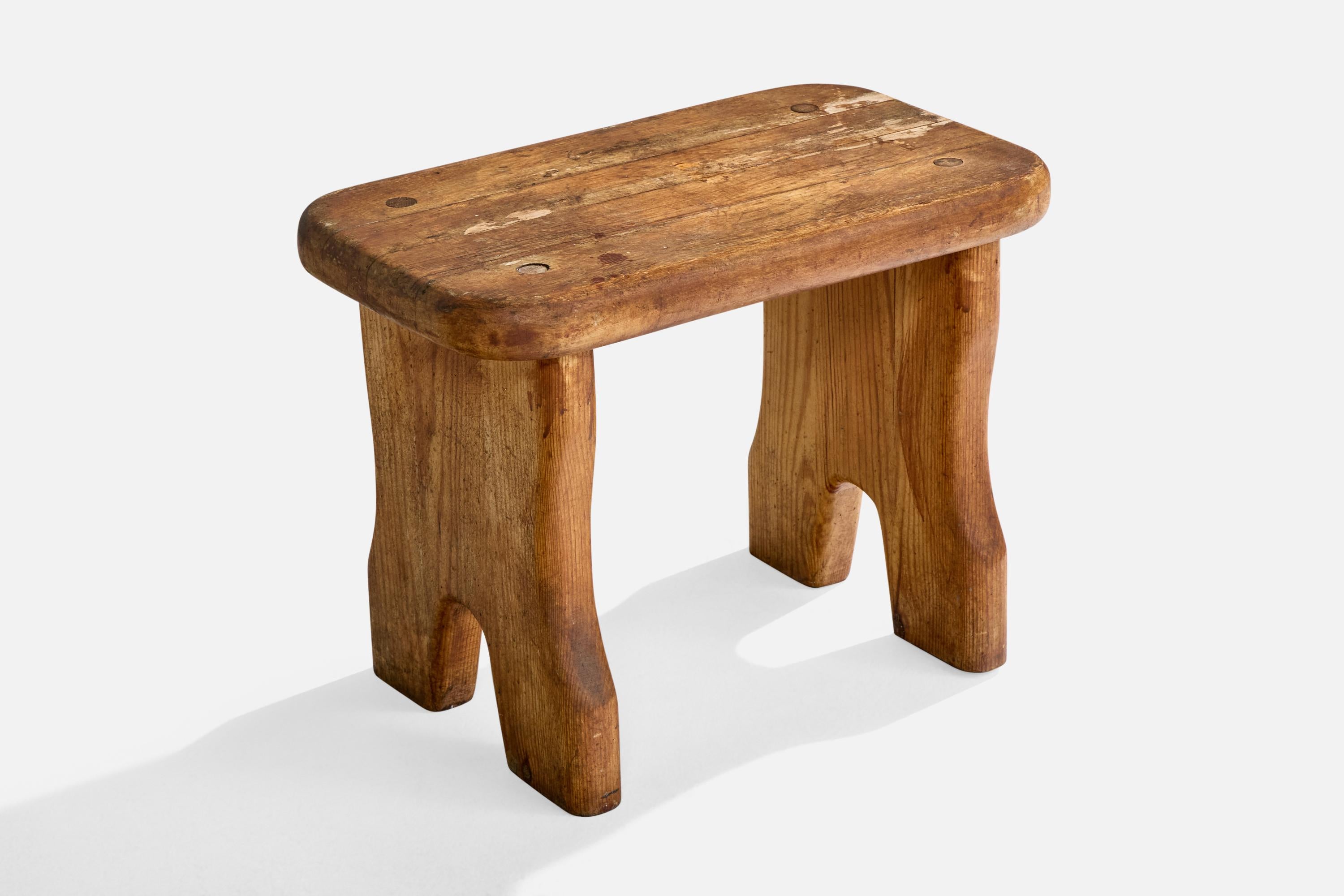 Kleiner Hocker aus Kiefernholz, entworfen und hergestellt in Schweden, ca. 1940er Jahre.

Gesamtabmessungen (Zoll): 15,5 