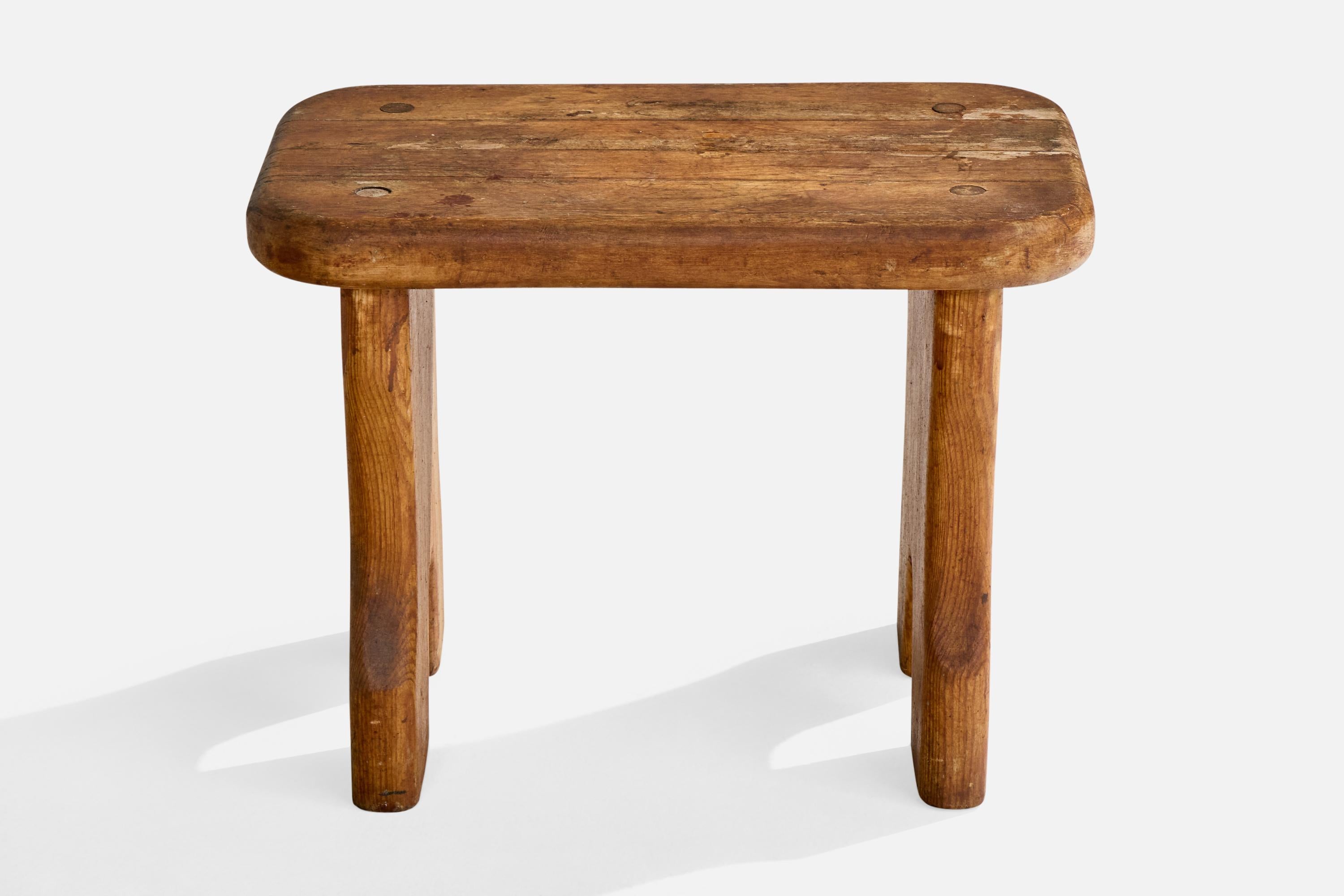 Schwedischer Designer, kleiner Hocker, Kiefernholz, Schweden, 1940er Jahre (Skandinavische Moderne) im Angebot