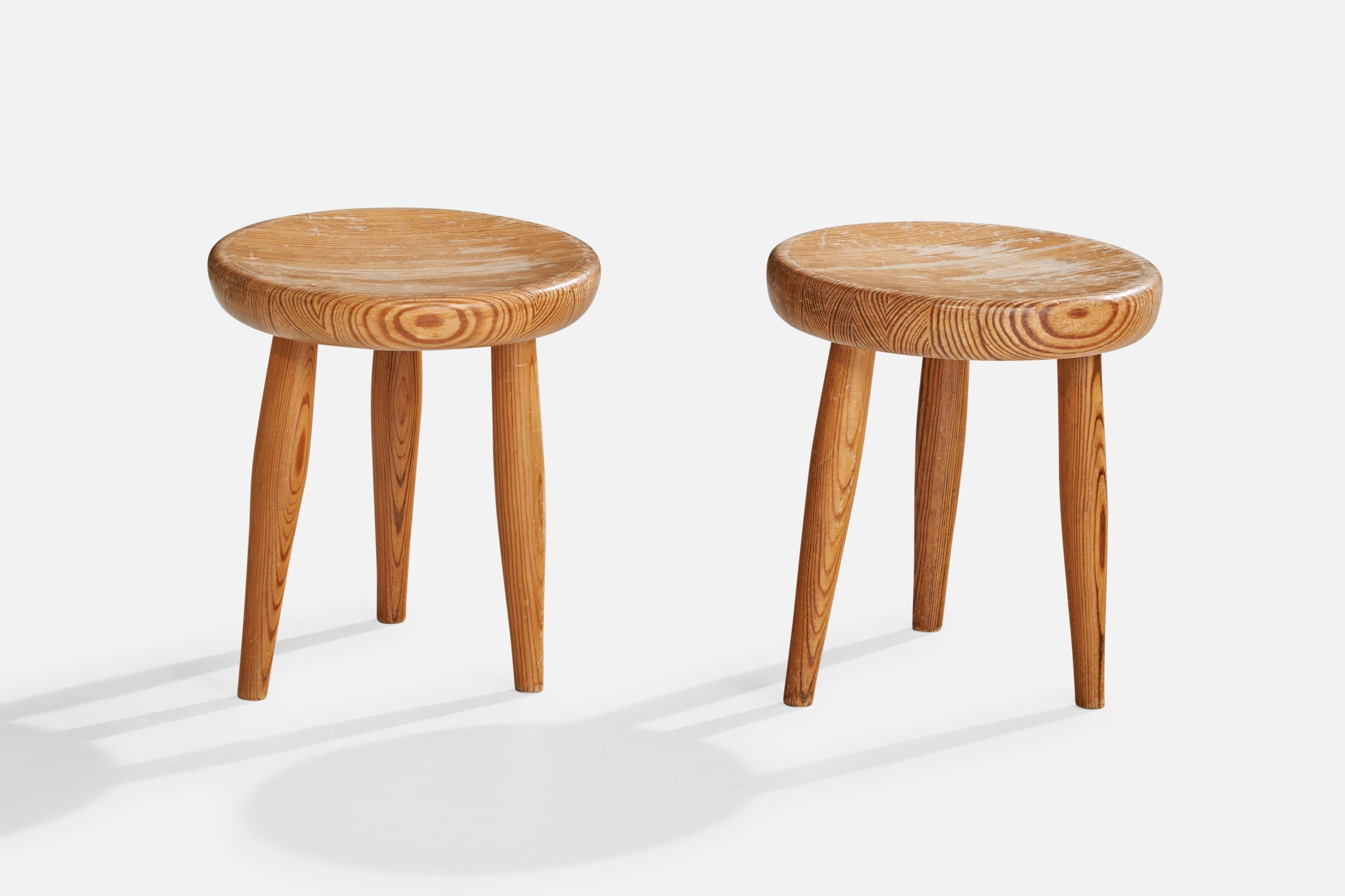 Paire de petits tabourets en pin conçus et fabriqués en Suède, C.C..

Dimensions : 11.5
