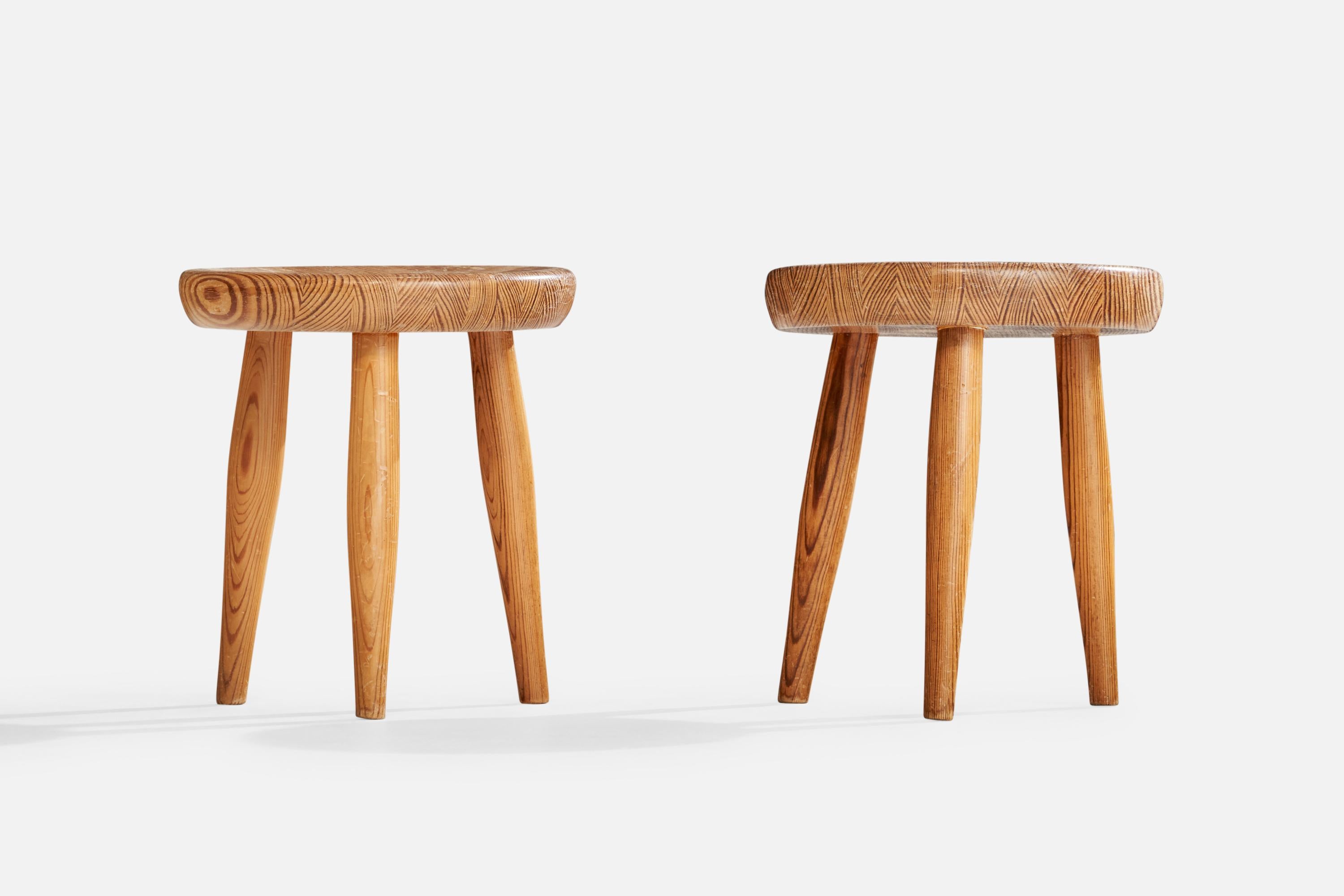 Designer suédois, petits tabourets, pin, Suède, années 1970 Bon état - En vente à High Point, NC