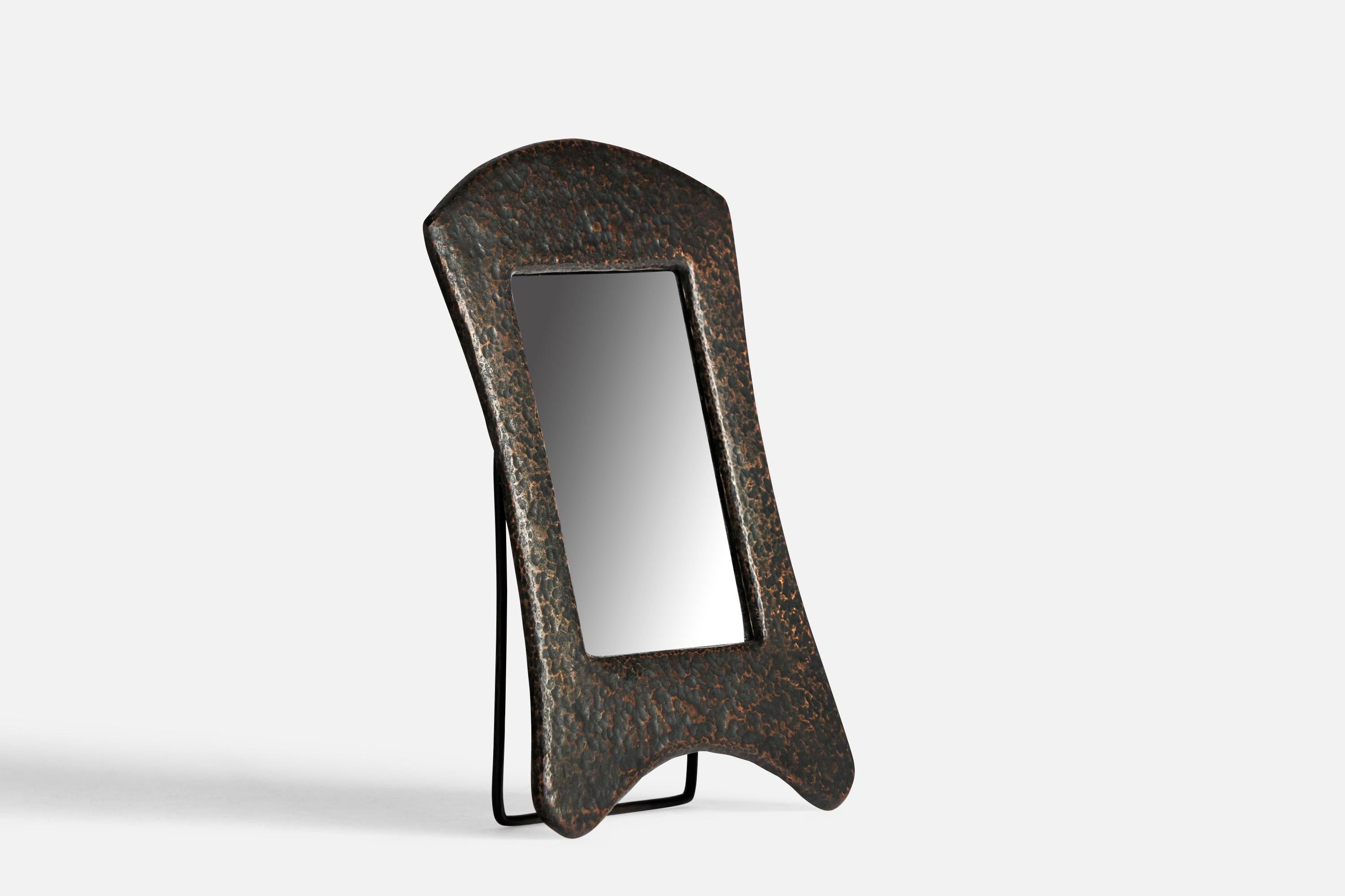 Ein Spiegel aus gehämmertem und abgedunkeltem Kupfer, entworfen und hergestellt in Schweden, um 1920.