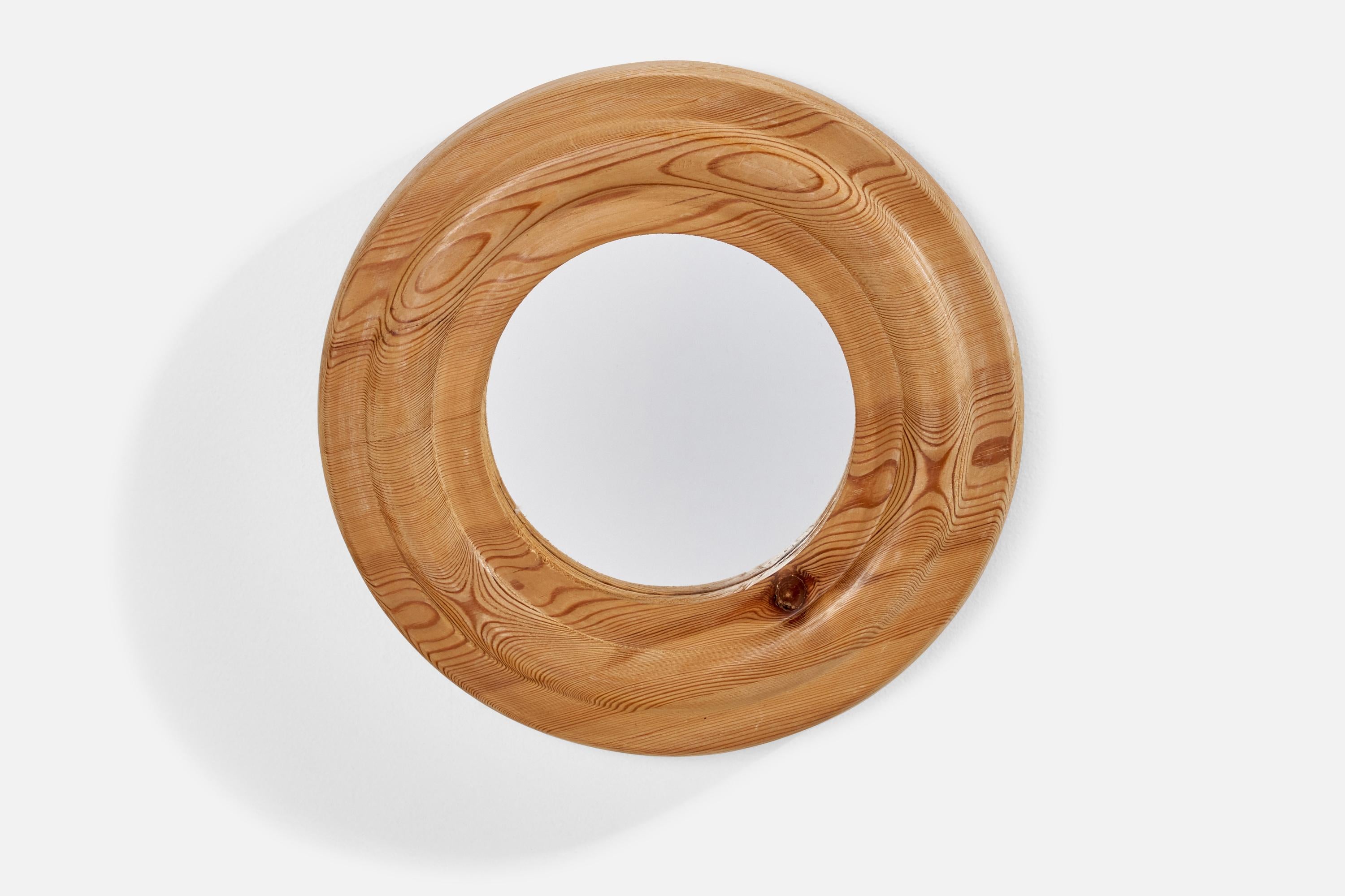 Espejo de pared de pino diseñado y fabricado en Suecia, años setenta.
 