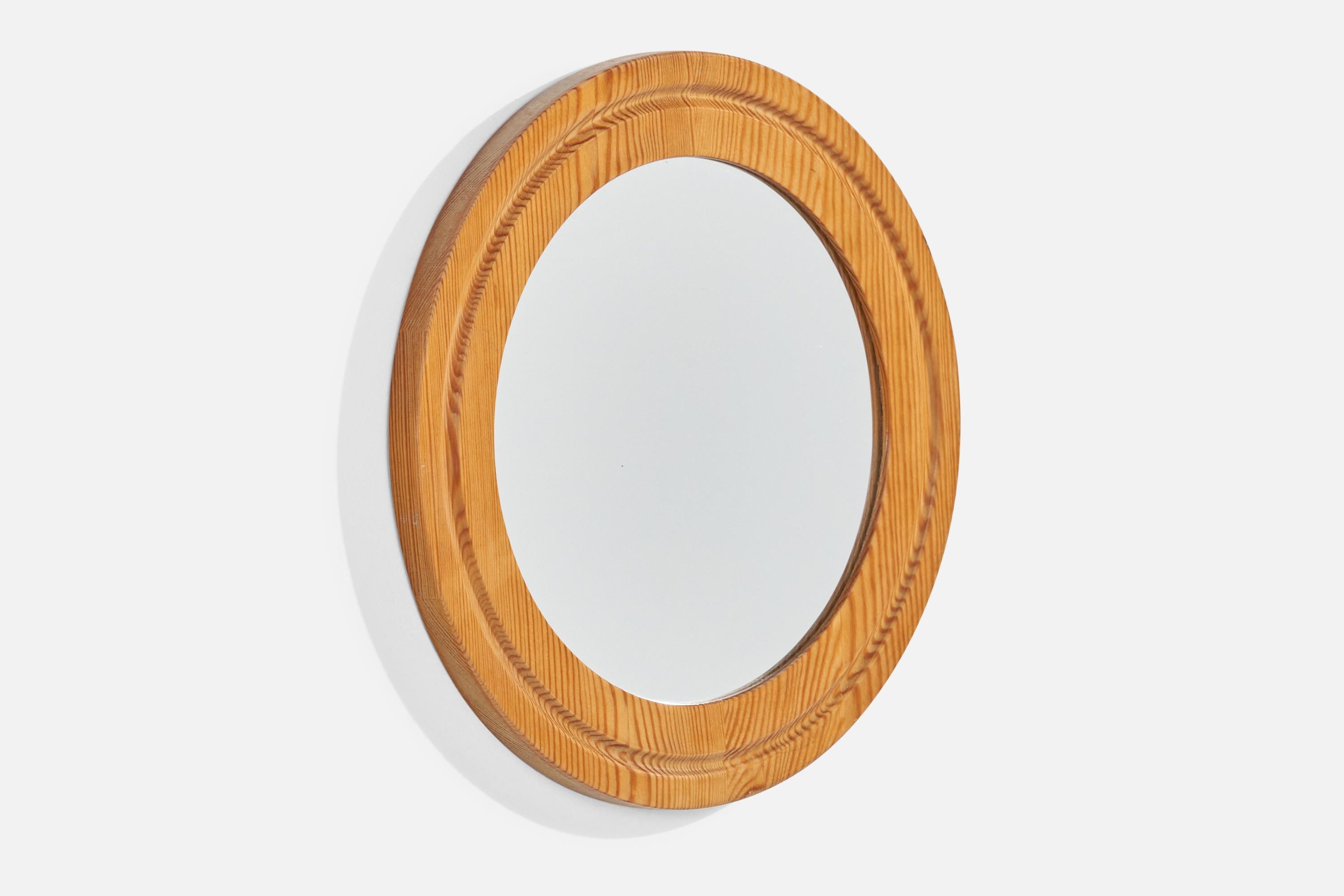 Mid-Century Modern Créateur suédois, petit miroir mural, pin, Suède, années 1970 en vente