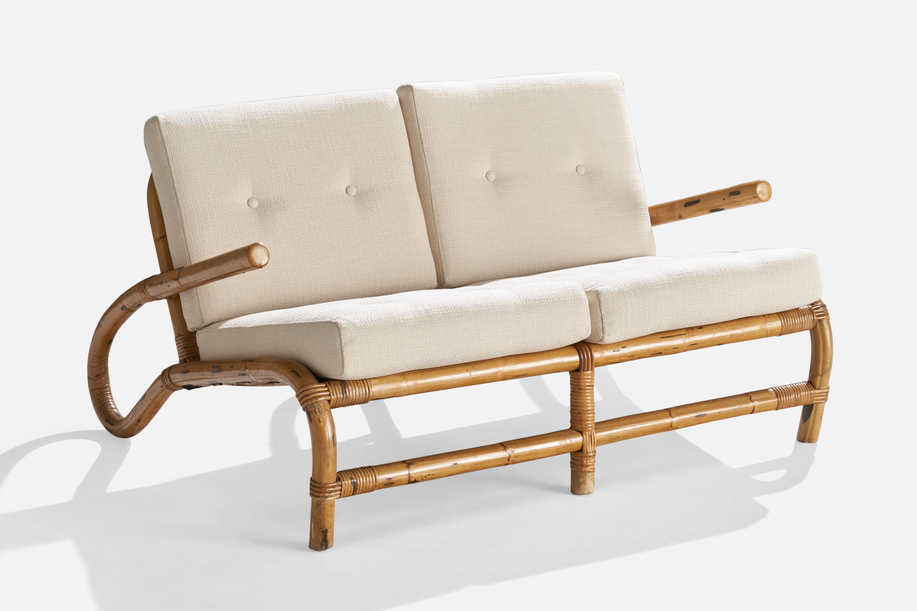 Canapé ou sofa en bambou moulé, rotin et tissu blanc, conçu et produit en Suède, vers les années 1950.

Hauteur de l'assise : 16