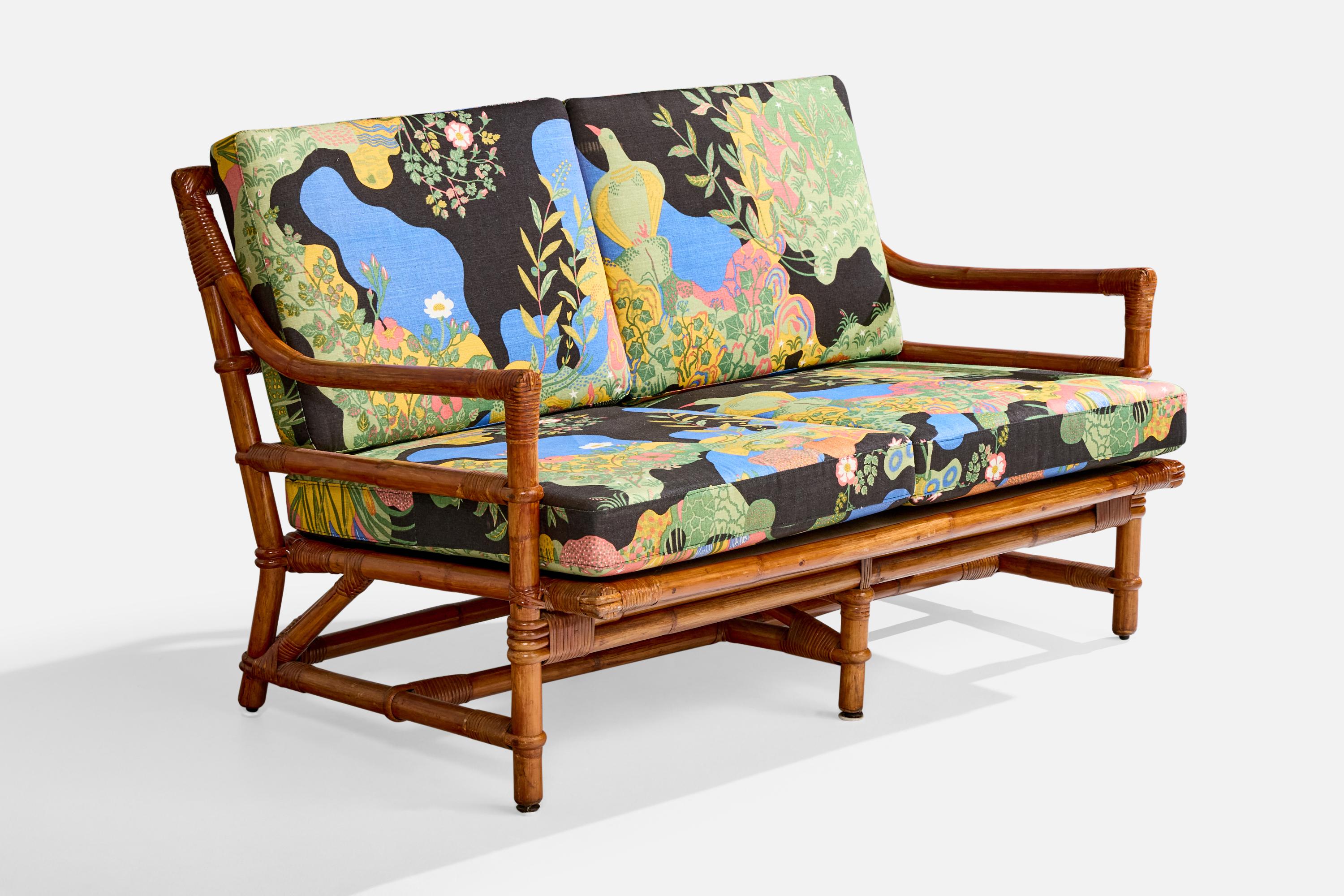 Divano o divano in bambù modellato, rattan e tessuto a stampa floreale, progettato e prodotto in Svezia, negli anni '50 circa.

Tessuto vintage di Josef Frank in discrete condizioni, con macchie e usura.

Dimensioni complessive (pollici): 33,0 