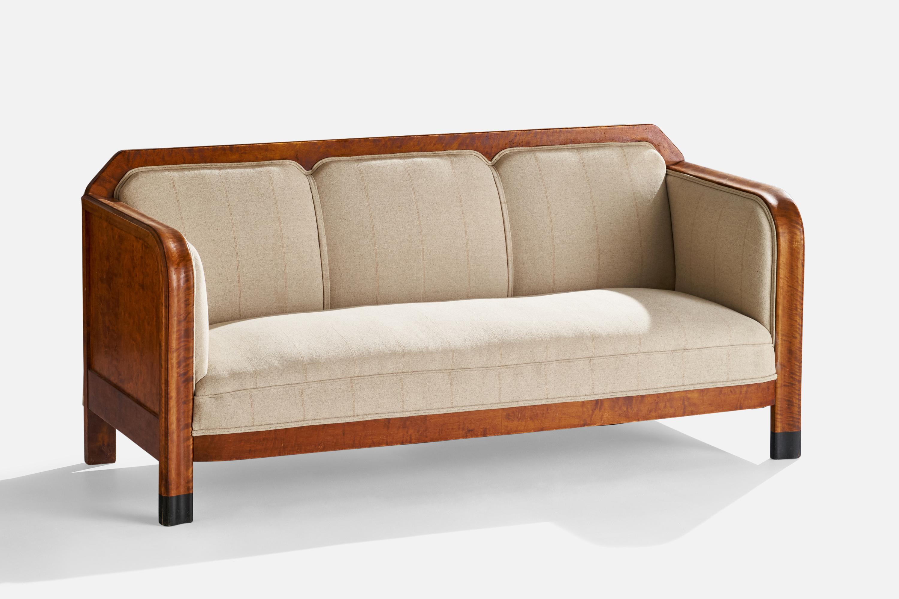 Ein Sofa aus Birke und gestreiftem beigem Stoff, entworfen und hergestellt in Schweden, um 1920.

Sitzhöhe: 16.5