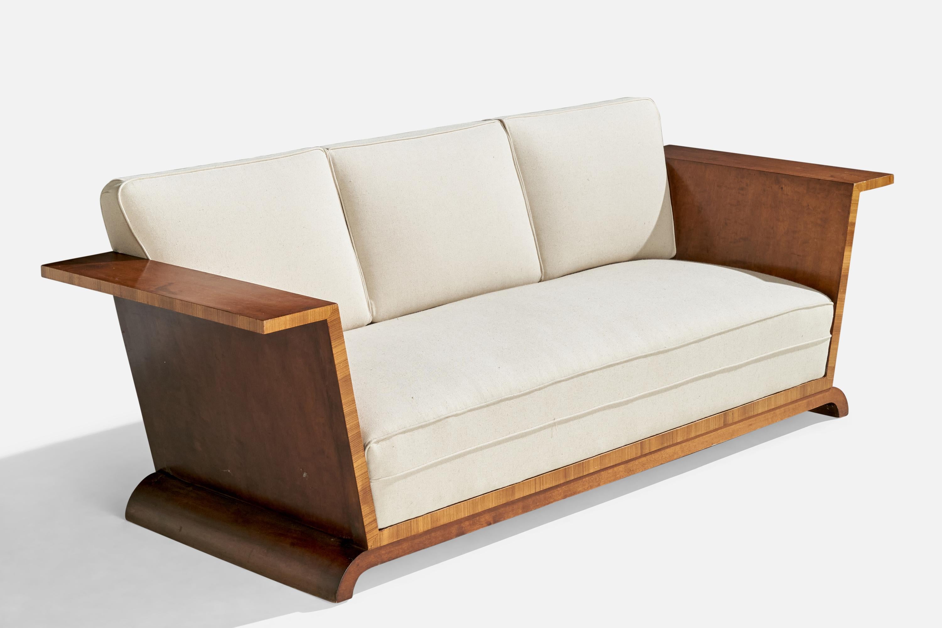 Canapé en bouleau, bois zébré et tissu blanc, conçu et produit en Suède, c.C. 1930.

Hauteur de l'assise : 16