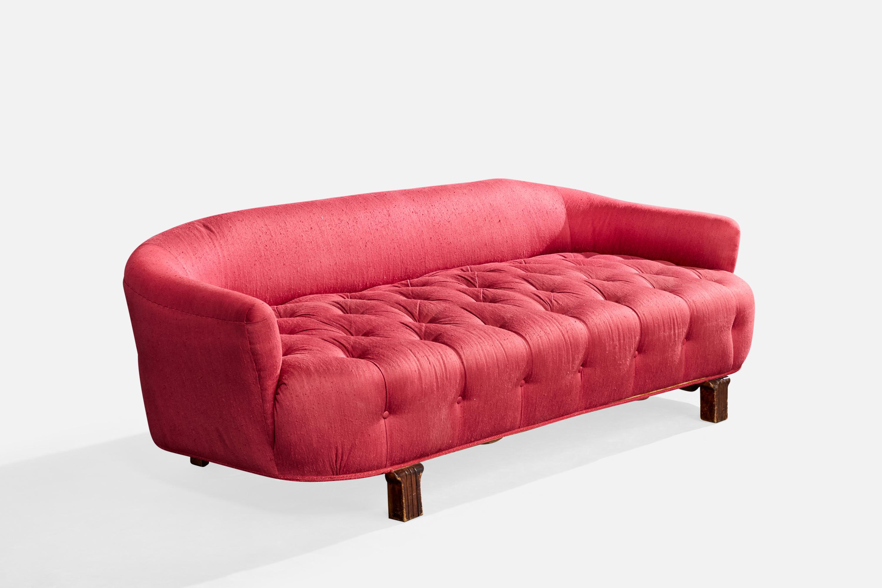 Canapé ou lit de jour en tissu rouge et bois teinté foncé, conçu et produit en Suède, vers les années 1930.

Rembourrage recommandé.

Tissu vieilli avec une garniture inférieure lâche.

Légères éraflures sur les pieds.

Dimensions globales (pouces)