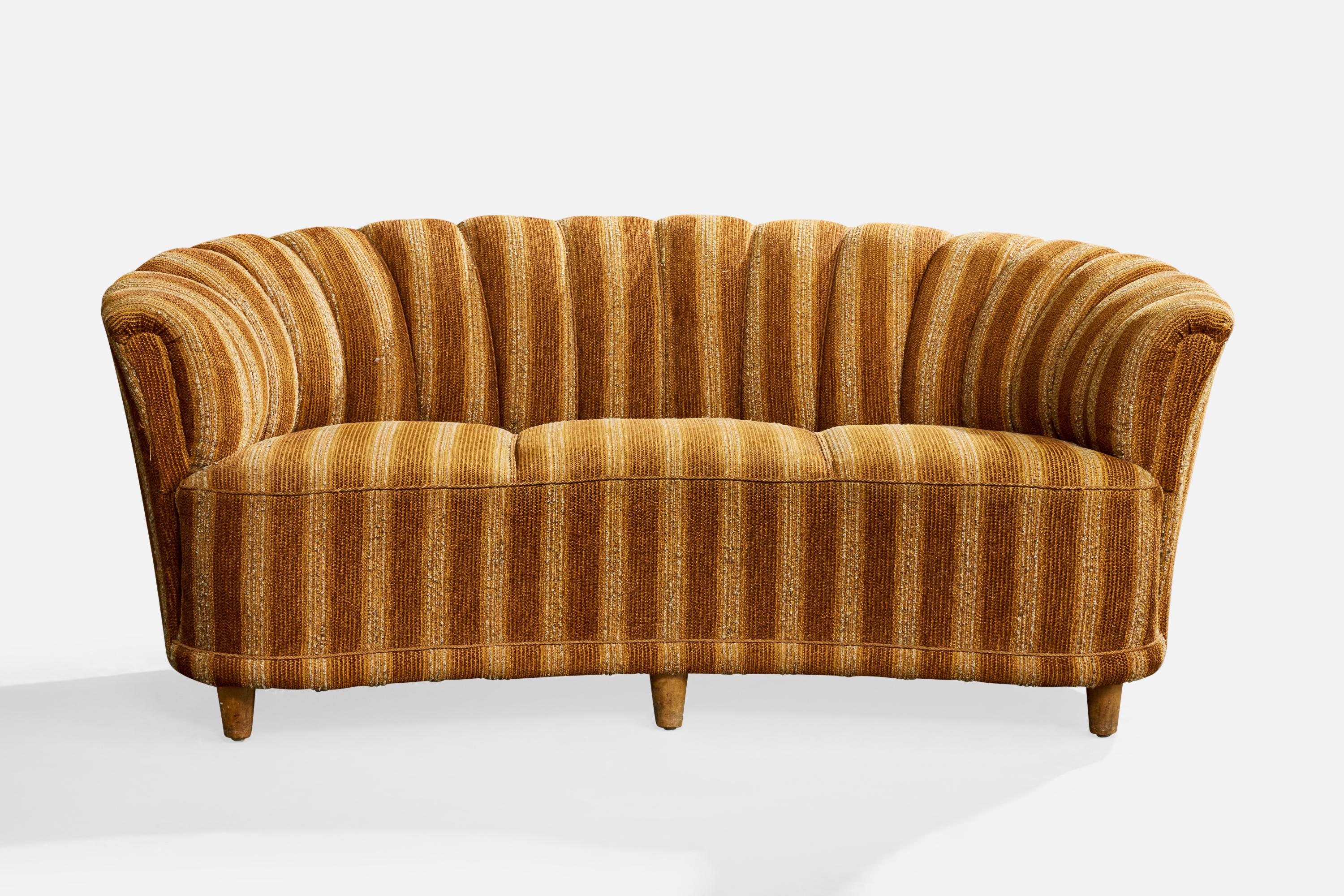 Sofá de tela y madera con rayas marrones beige, diseñado y fabricado en Suecia, c. 1940.

Rozaduras de leves a moderadas en los pies.

Dimensiones totales (pulgadas): 27,75 