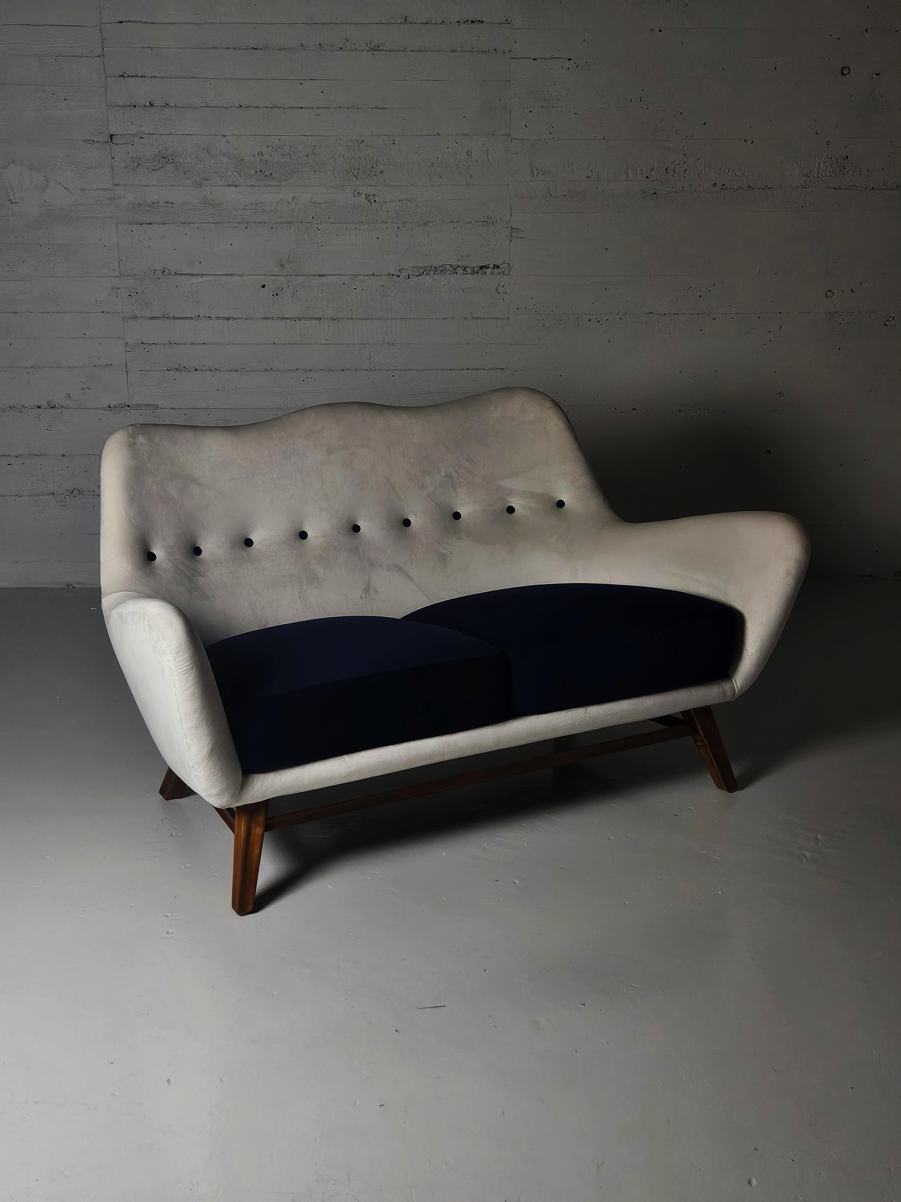 Sofa eines unbekannten schwedischen Designers und Tischlers aus den 1940er Jahren. 

Wunderschöne Form mit übergroßen Armlehnen. Beine aus Holz und neu gepolstert mit blauem und weißem Stoff. 