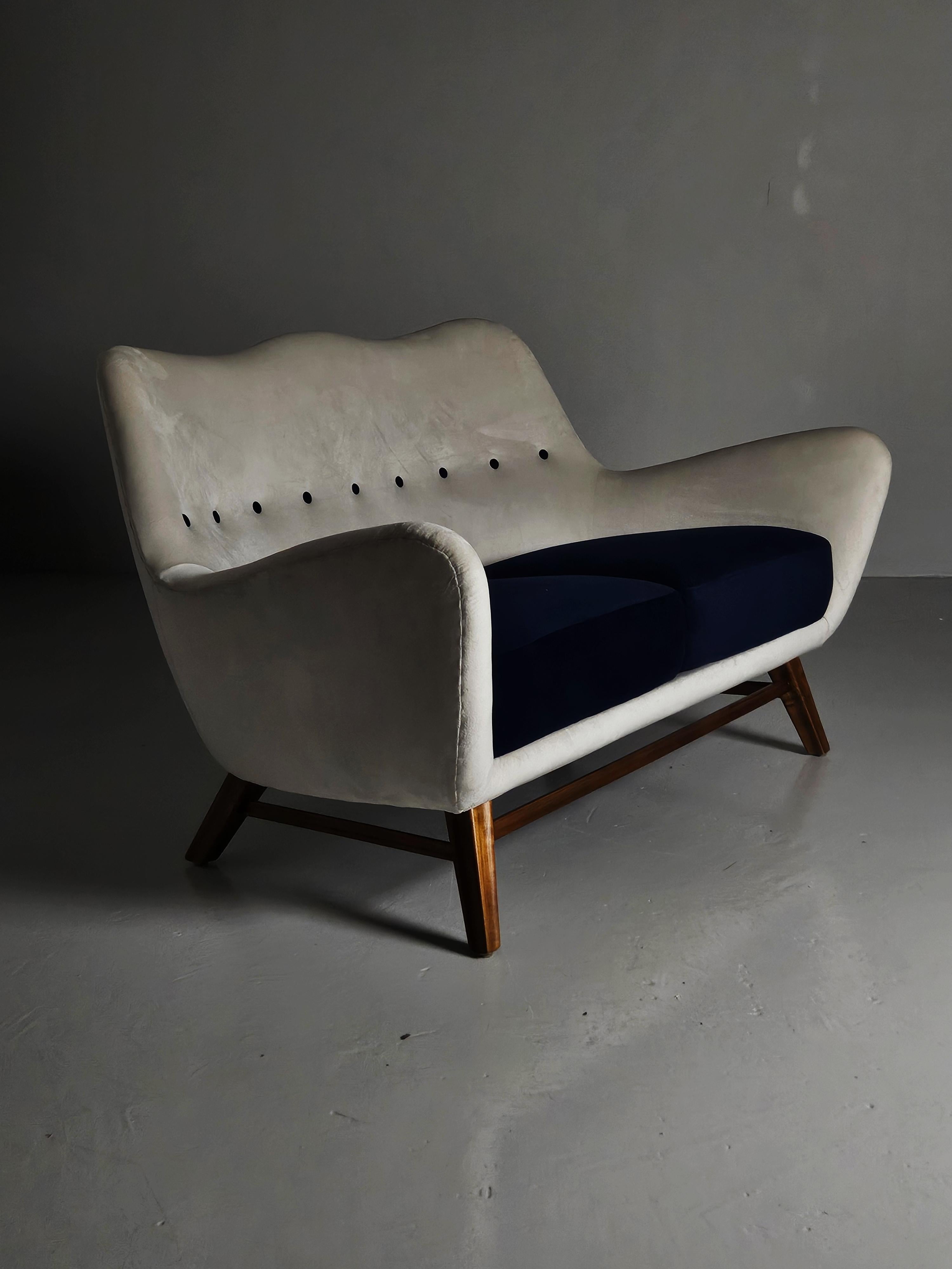 Schwedisches Designersofa aus den 1940er Jahren (Stoff)