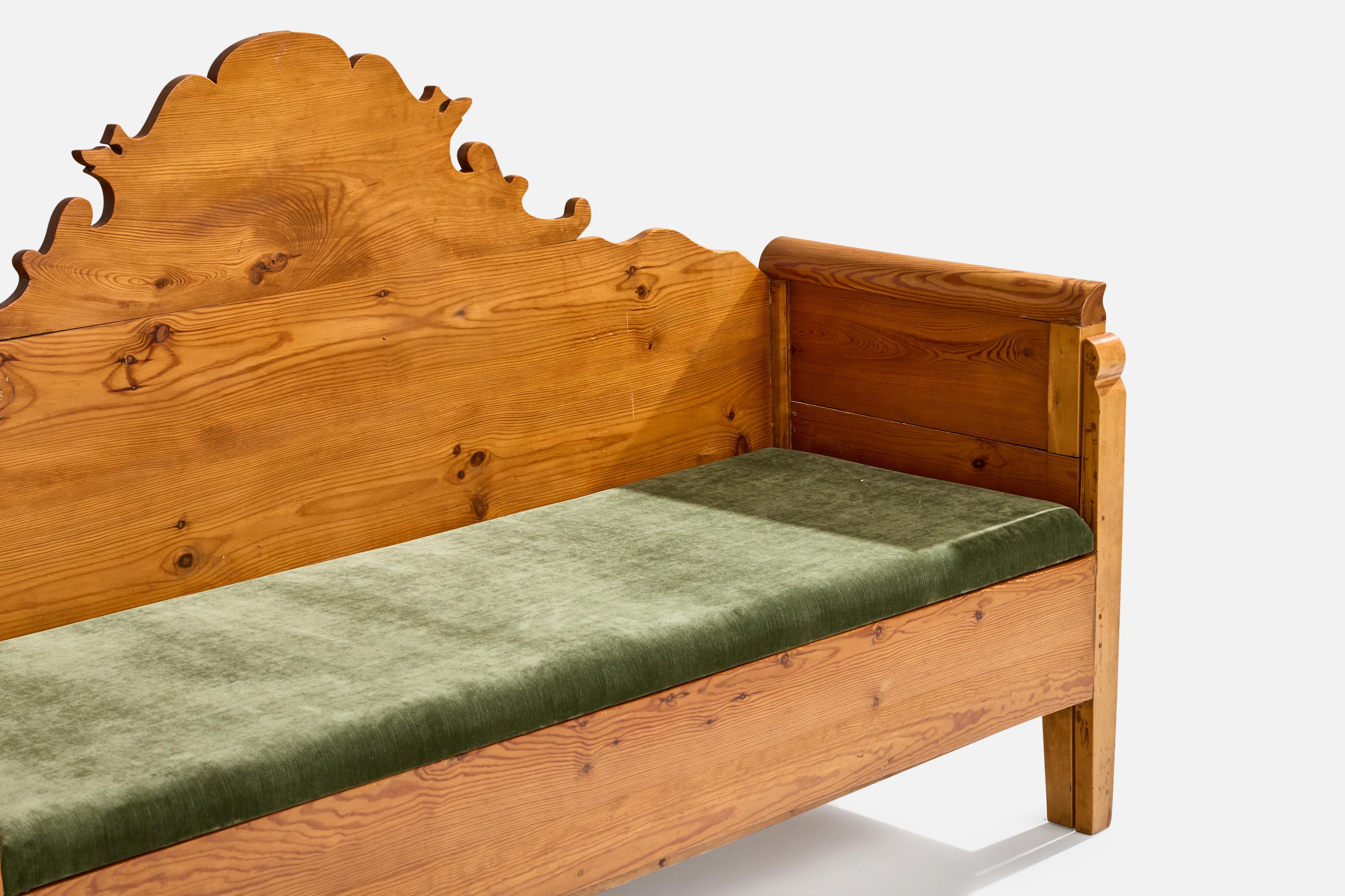 Inizio XX secolo Divano di design svedese, pino, velluto, Svezia, 1900 in vendita