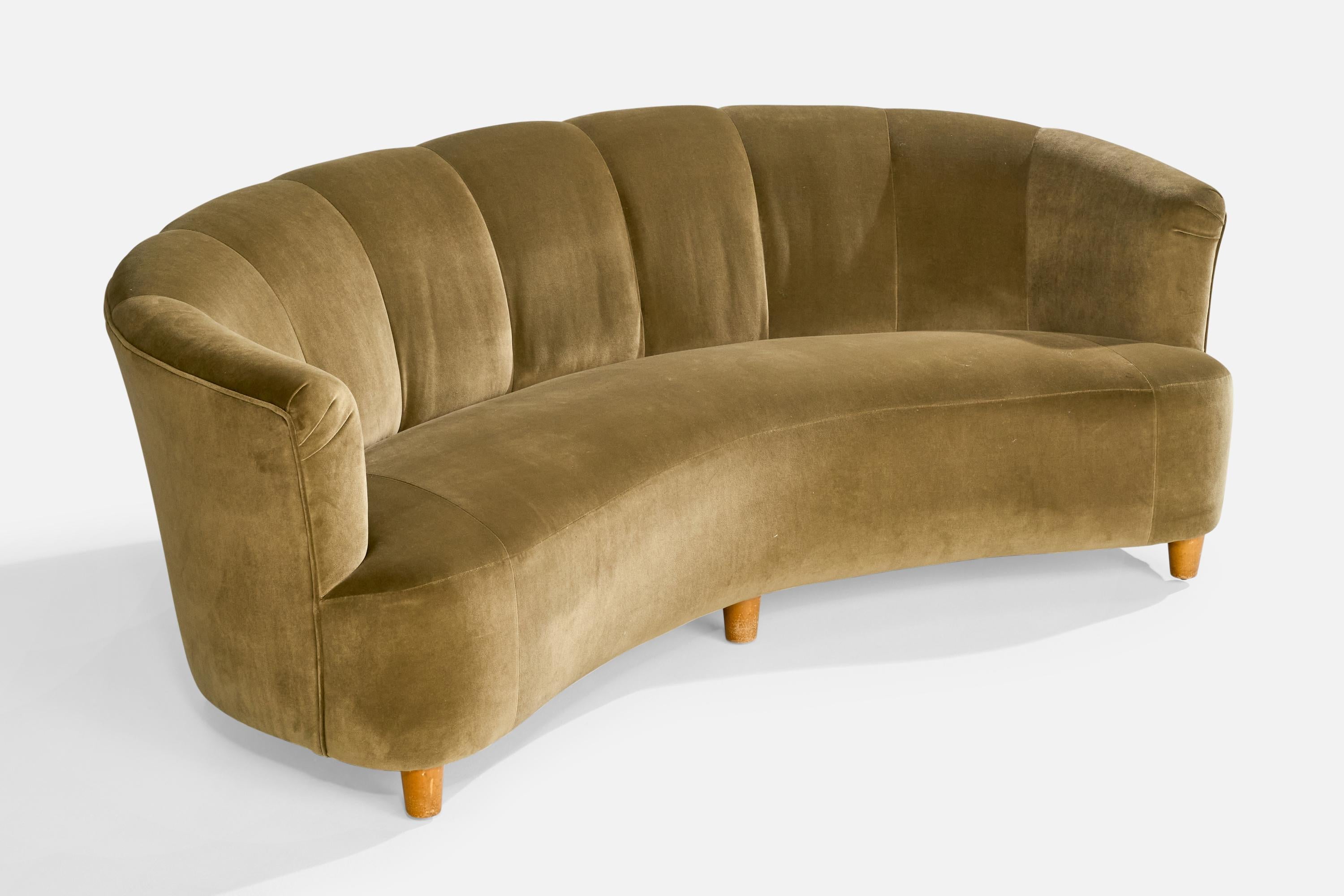 Canapé en bois et velours vert conçu et produit en Suède, C.C. 1940.

Dimensions : 29