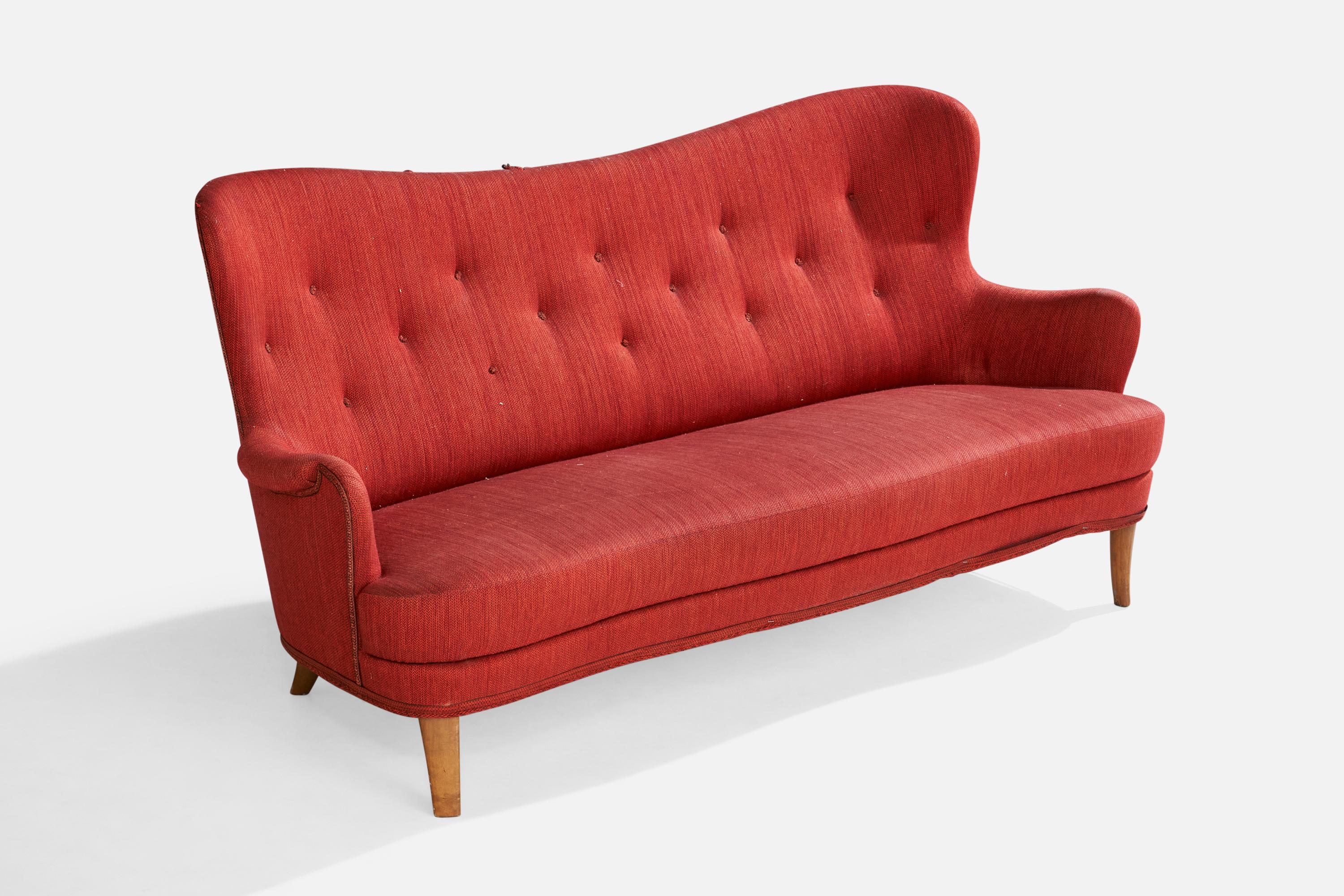 Canapé en bois et tissu rouge organique conçu et produit en Suède, vers les années 1940.

Dimensions : 36.25