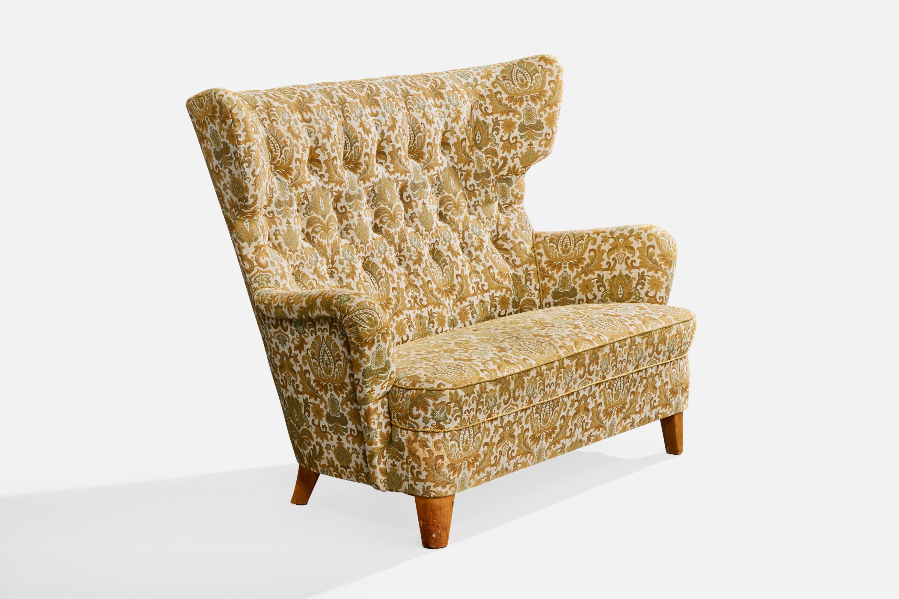 Canapé en bois et tissu imprimé de fleurs, conçu et produit en Suède, C.C. 1940.

Le coussin de siège présente des taches mineures et une abrasion du tissu correspondant à une utilisation légère.

Les pieds présentent des éraflures de surface