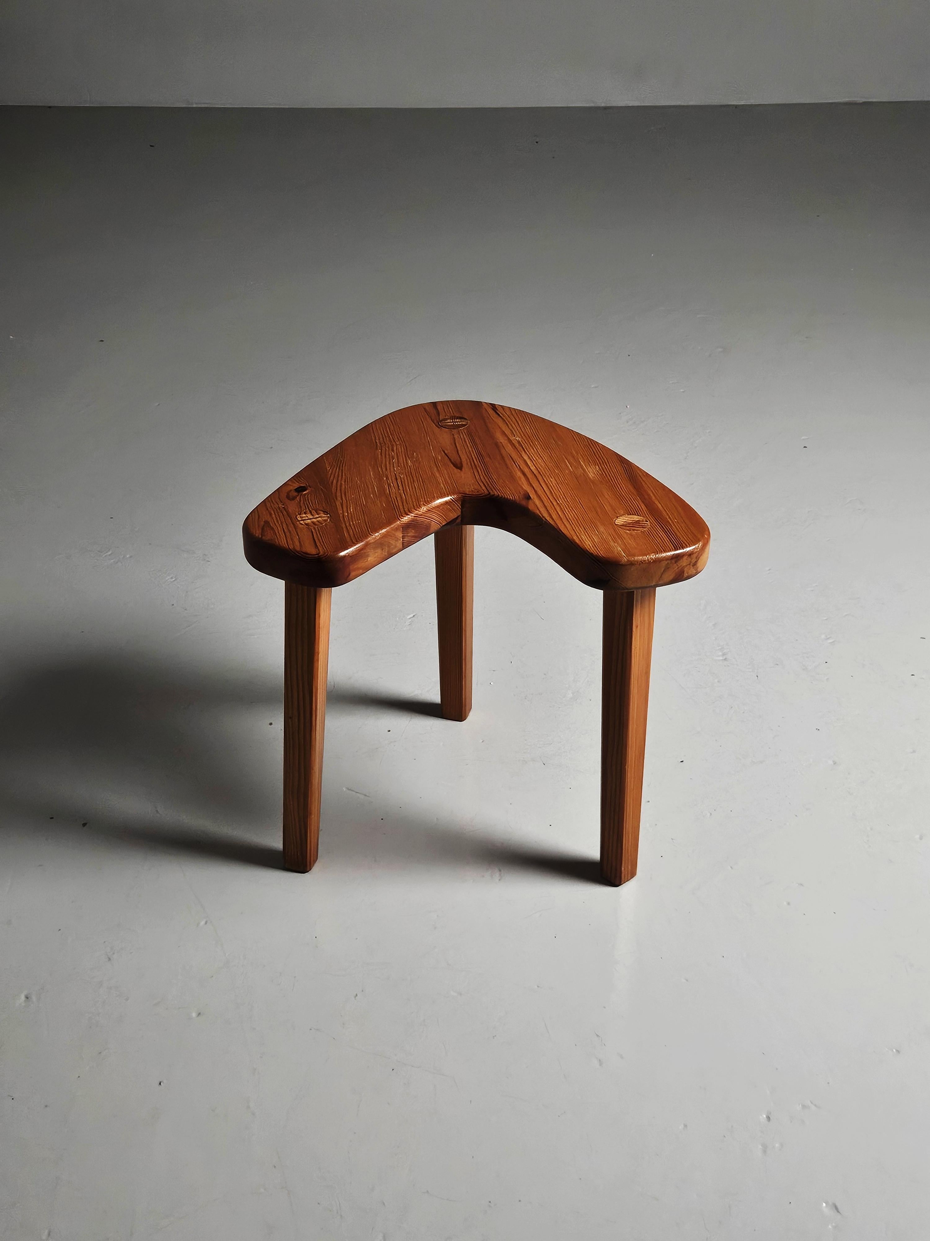 Swedish designer solid pine stool, 1950s In Fair Condition For Sale In Eskilstuna, SE