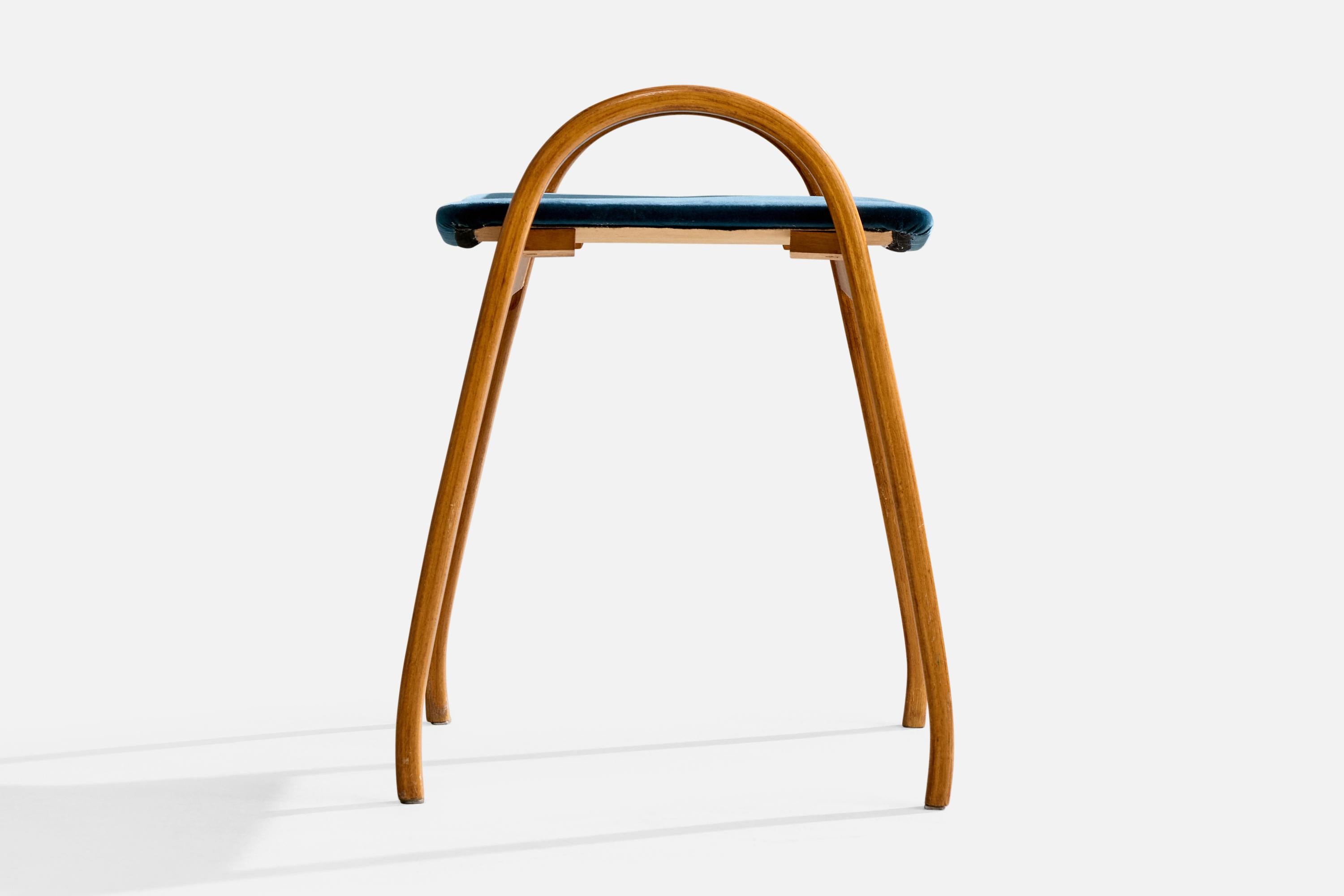Sgabello di design svedese, legno di bengala, velluto, Svezia, anni '50 In condizioni buone in vendita a High Point, NC