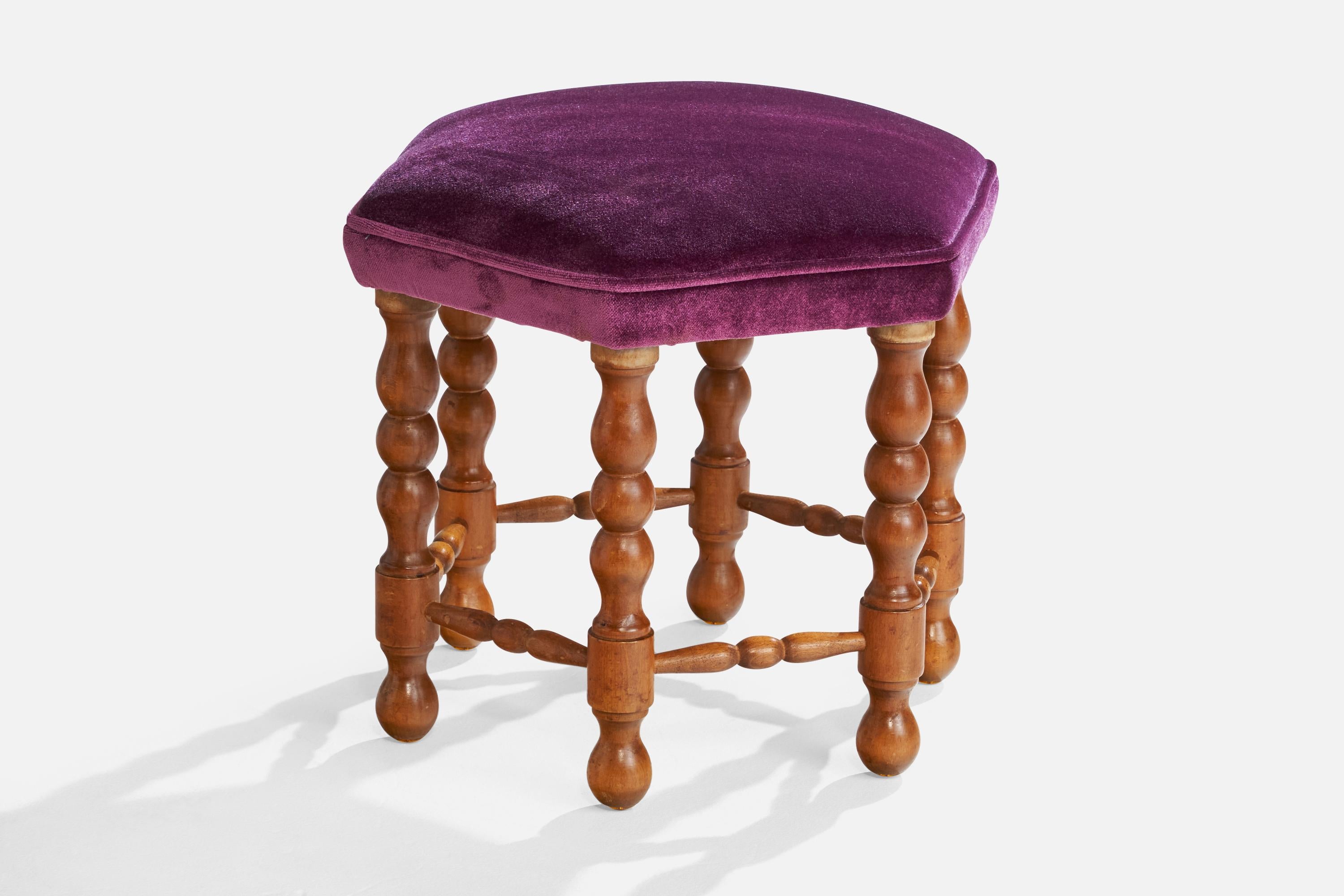 Tabouret en velours violet et en bouleau conçu et produit en Suède, c.C. 1920.

Dimensions : 14.5