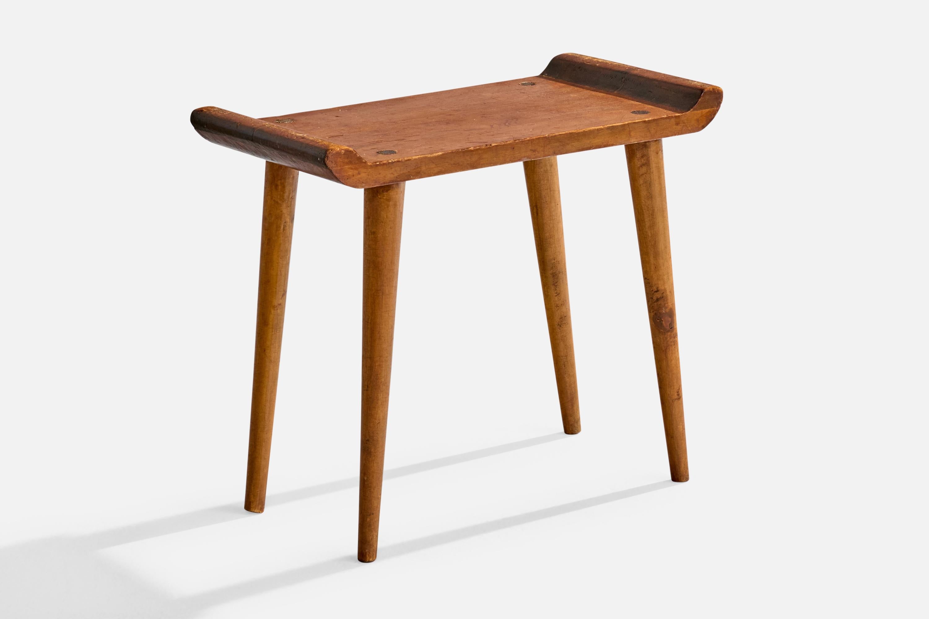 Tabouret en bouleau et pin teinté, conçu et produit en Suède, c.C. 1940.

Dimensions globales (pouces) : 17.0 