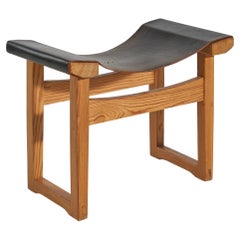 Tabouret de designer suédois, pin, cuir teinté noir, Suède, années 1960