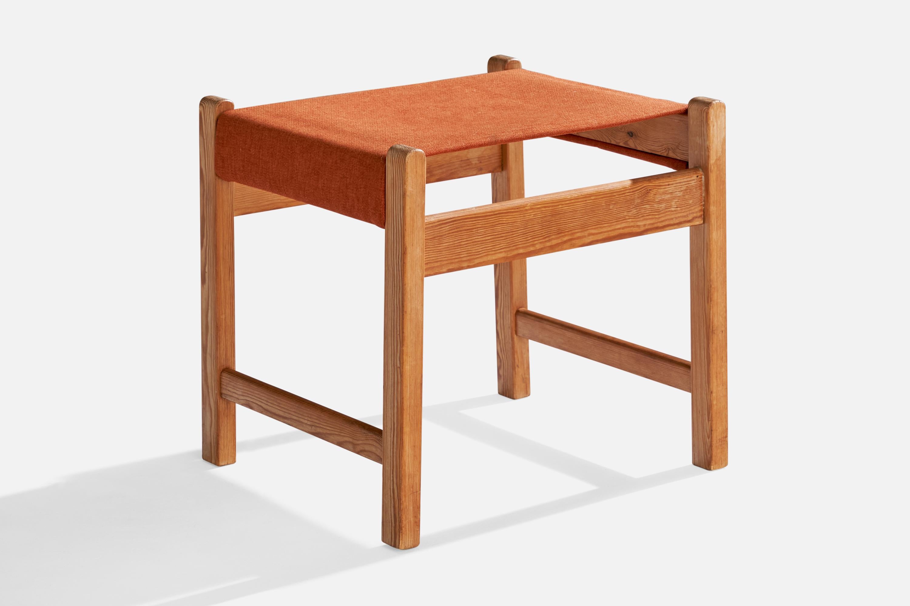 Tabouret en pin et tissu orange conçu et produit en Suède, c.C. années 1970.

Dimensions : 18.625