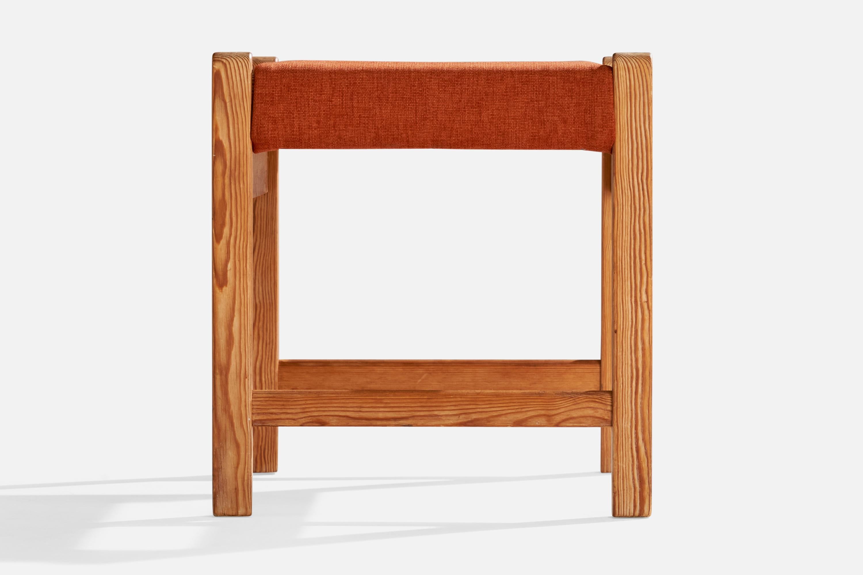 Designer suédois, tabouret, pin, tissu, Suède, 1970 État moyen - En vente à High Point, NC