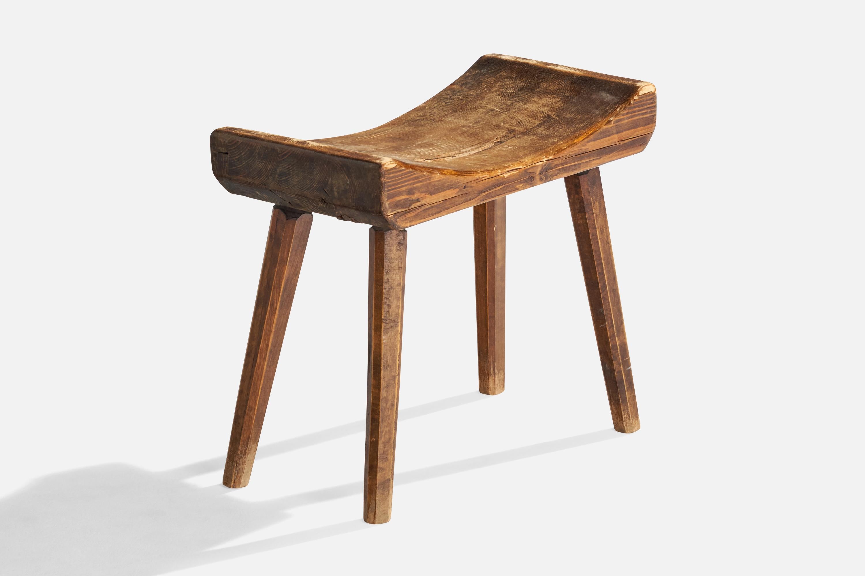 Tabouret en pin teinté foncé, conçu et produit en Suède, C.C. 1940.

Dimensions : 16,5
