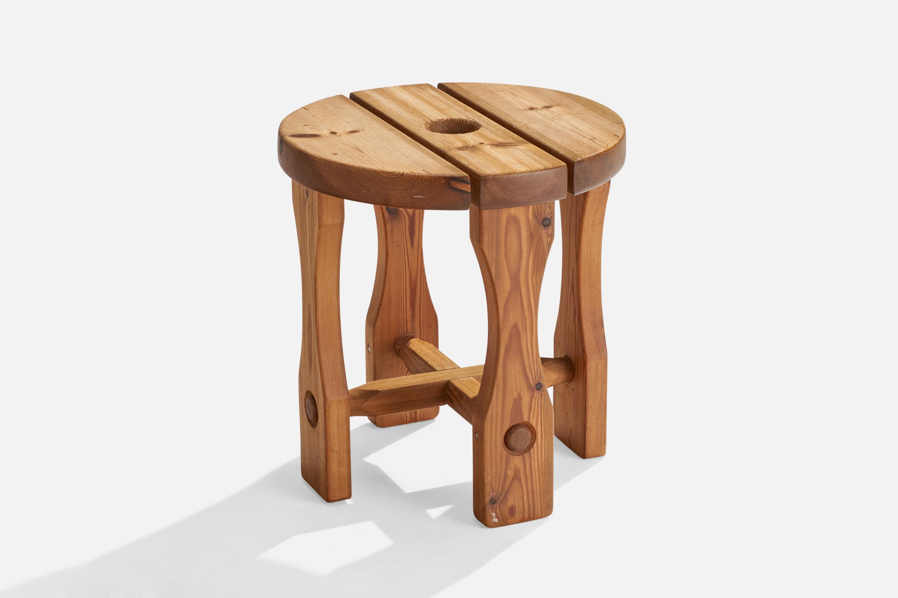 Tabouret en pin conçu et produit en Suède, c.C. années 1960.

Hauteur du siège : 17