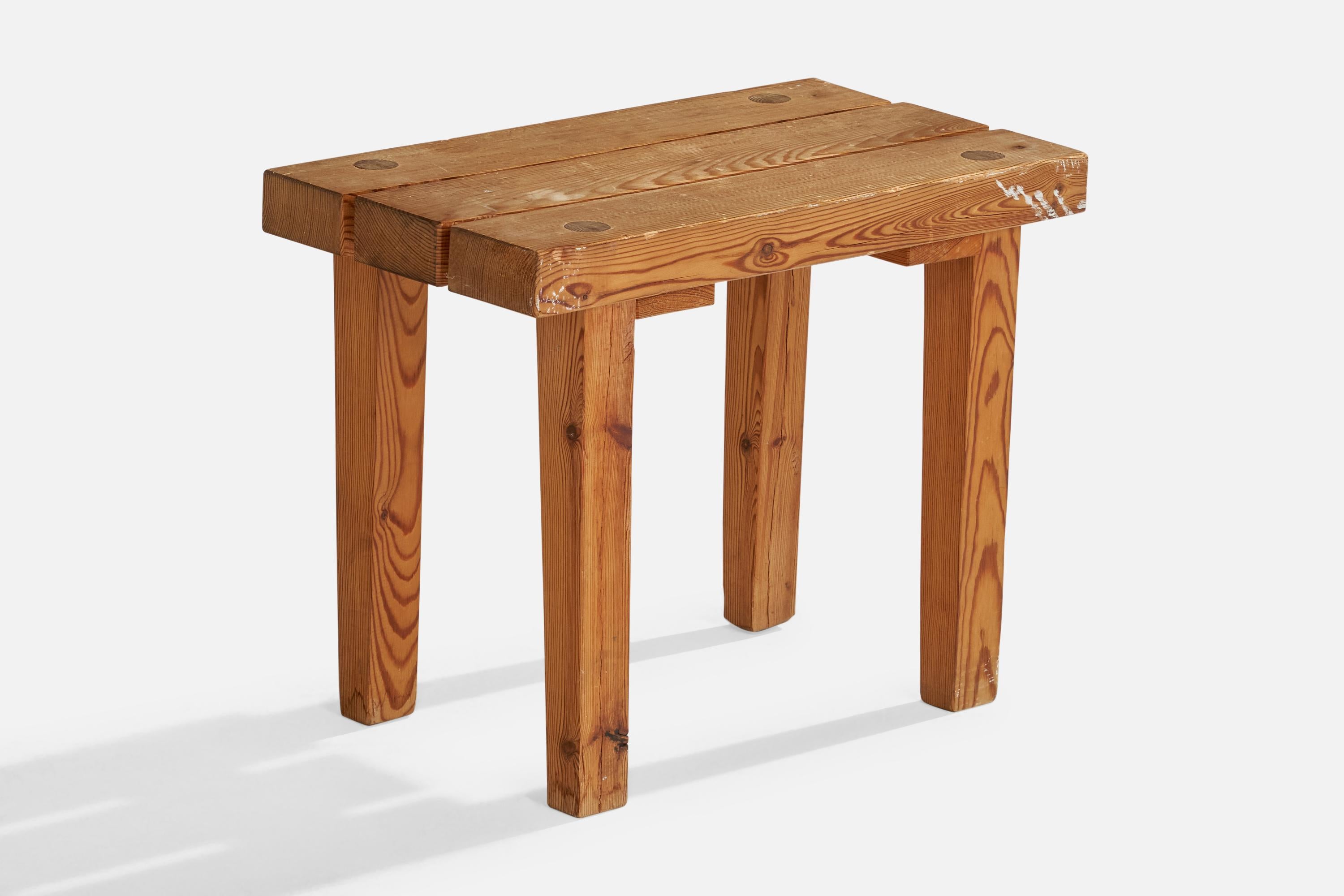 Tabouret en pin conçu et produit en Suède, c.C. années 1960.

Dimensions : 15,5