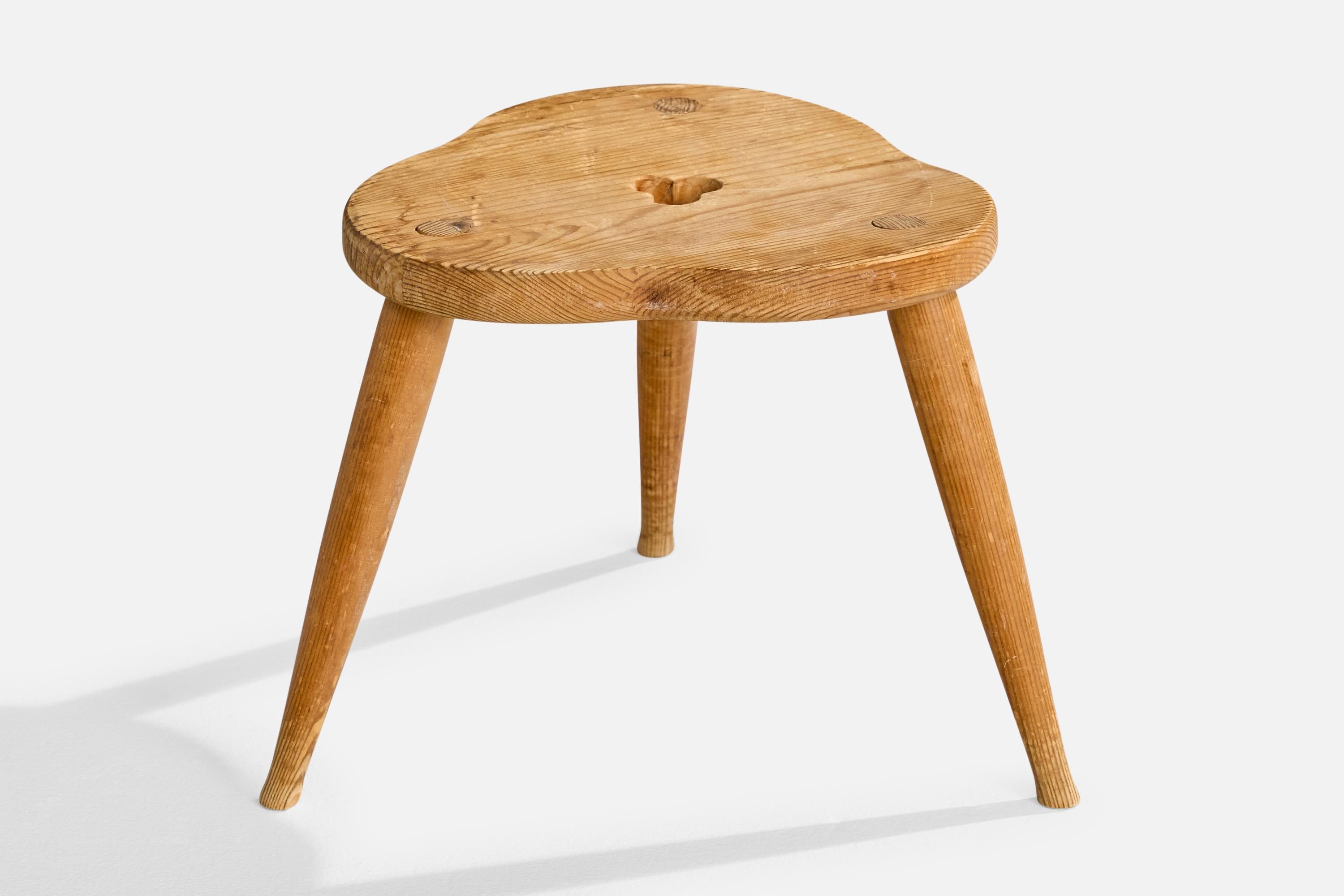 Petit tabouret en pin conçu et produit en Suède, c.C. années 1960.

Légères décolorations et rayures sur l'ensemble du tabouret.

Dimensions : 9