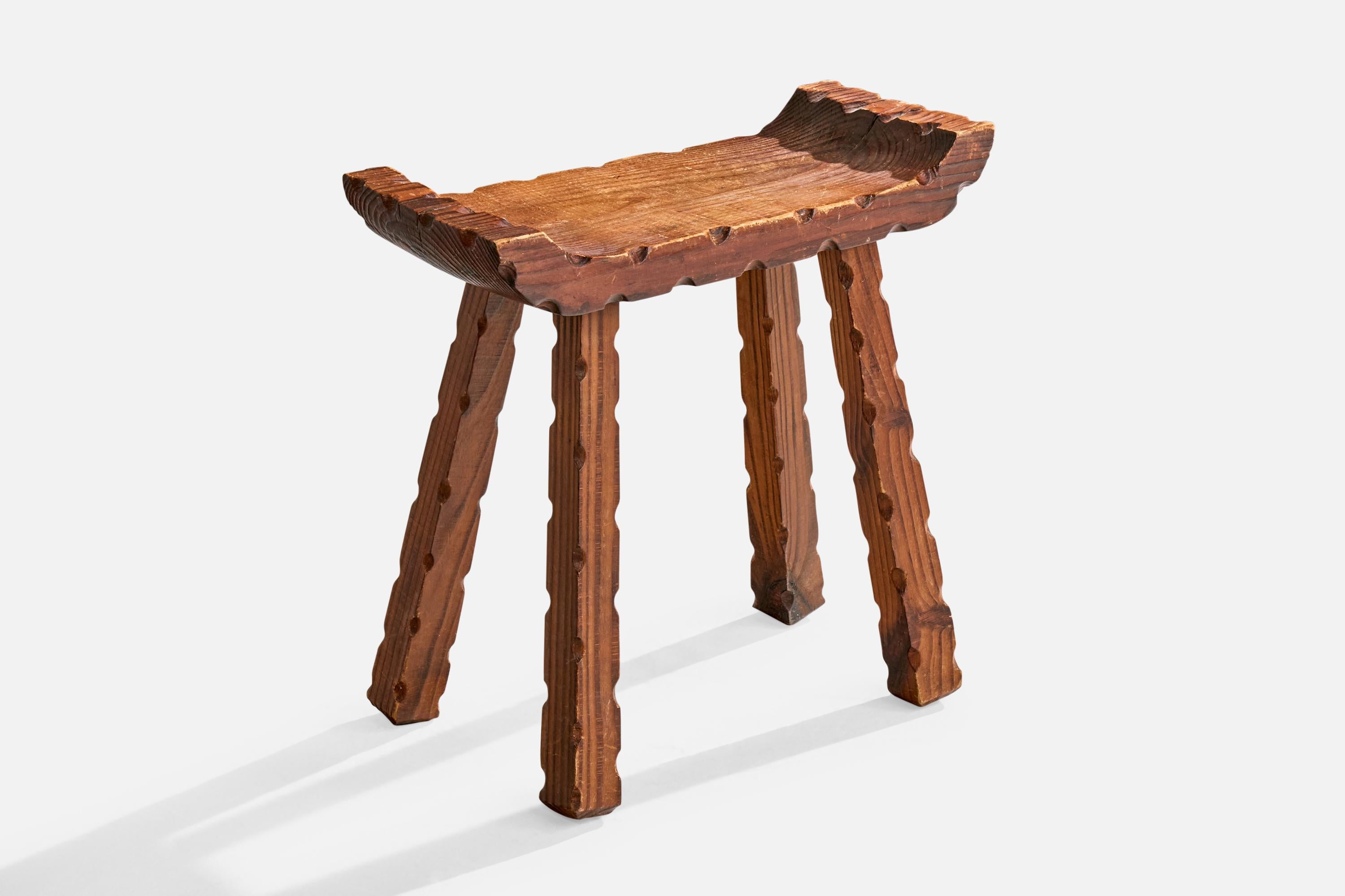 Tabouret en pin teinté conçu et produit en Suède, c.C. années 1960.

Dimensions globales (pouces) : 18.6 