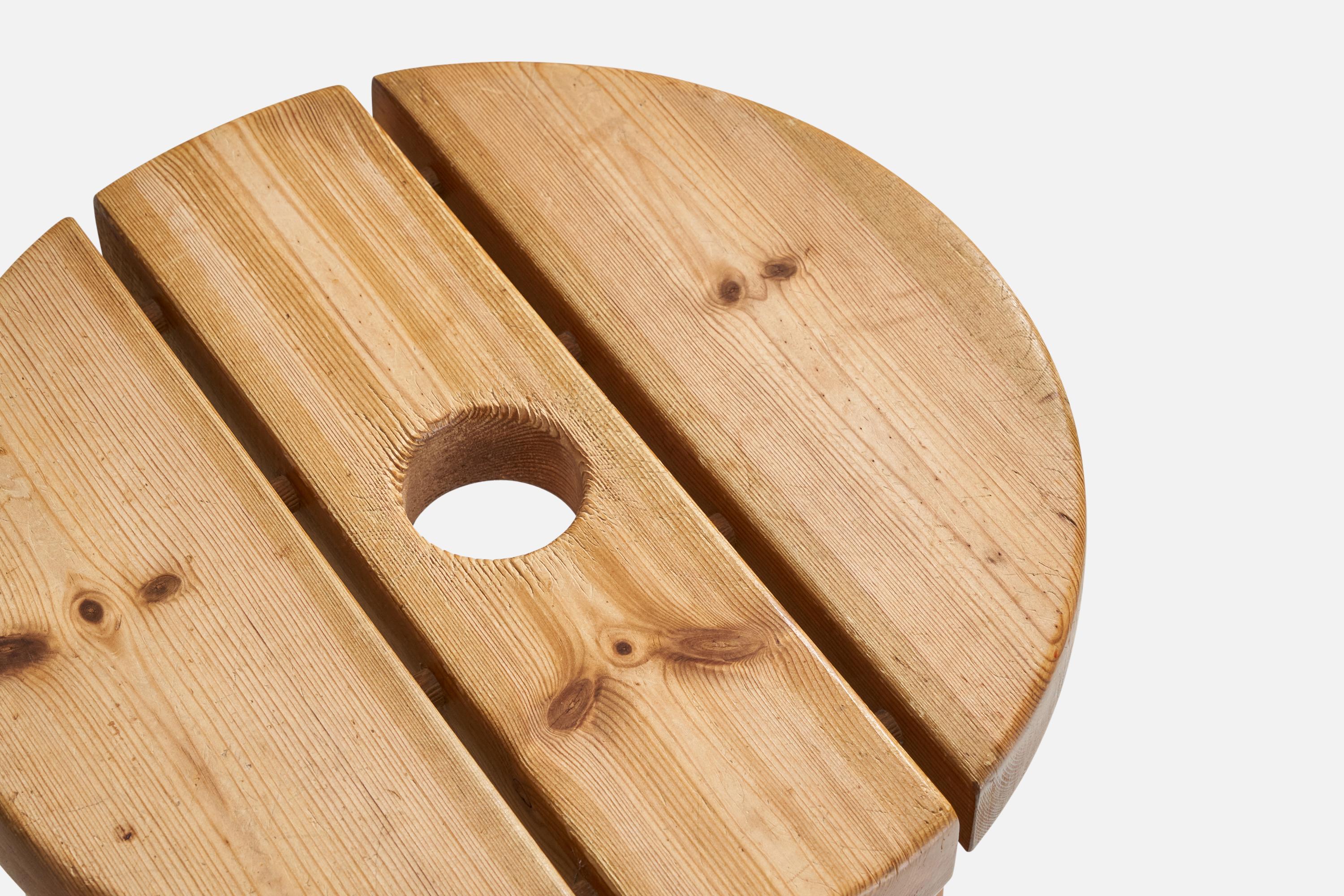Tabouret de designer suédois, pin, Suède, années 1960 Bon état - En vente à High Point, NC