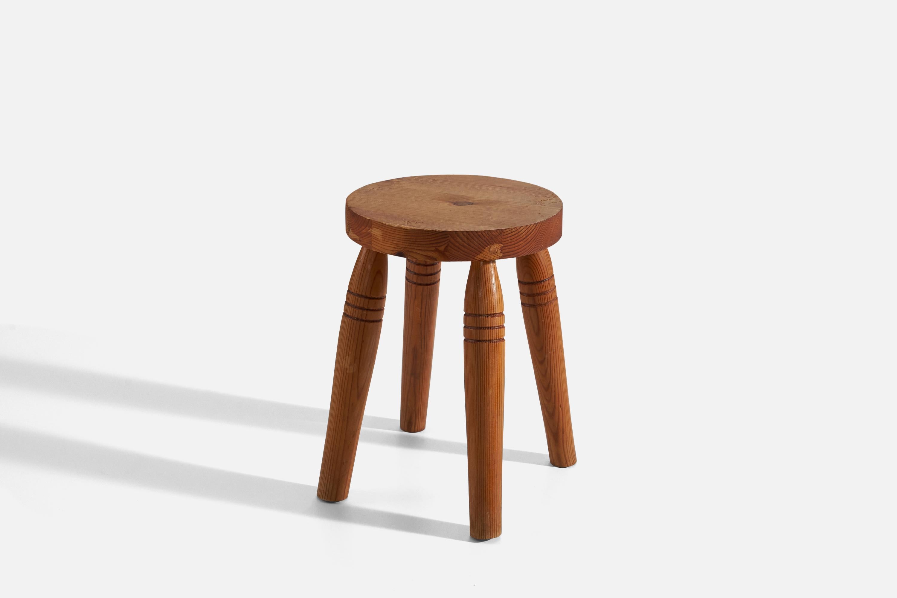 Tabouret en bois de pin massif conçu et produit en Suède, vers les années 1970.