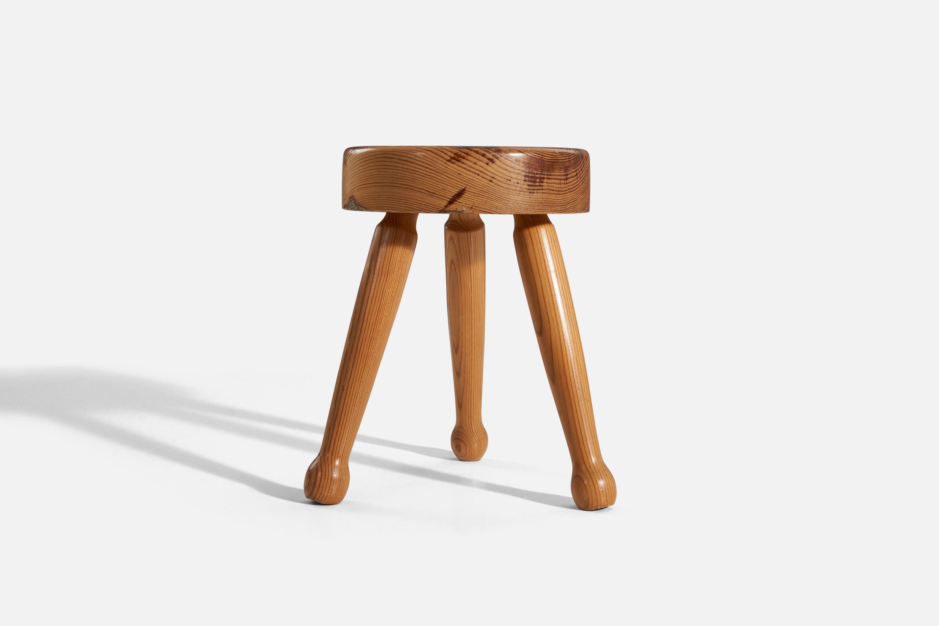 Tabouret en bois de pin massif conçu et produit en Suède, vers les années 1970.