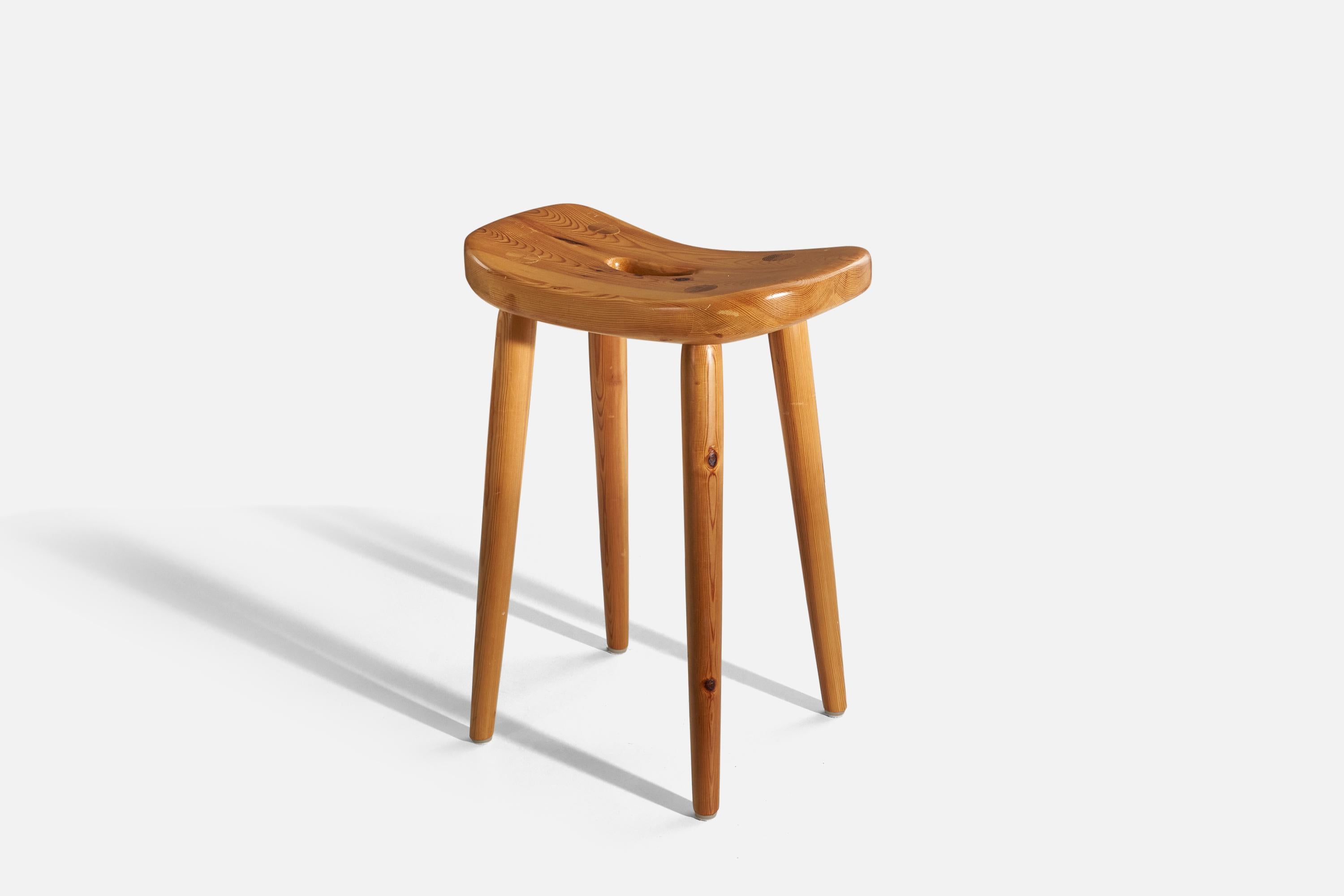 Taburete de madera maciza de pino diseñado y fabricado en Suecia, c. 1970.