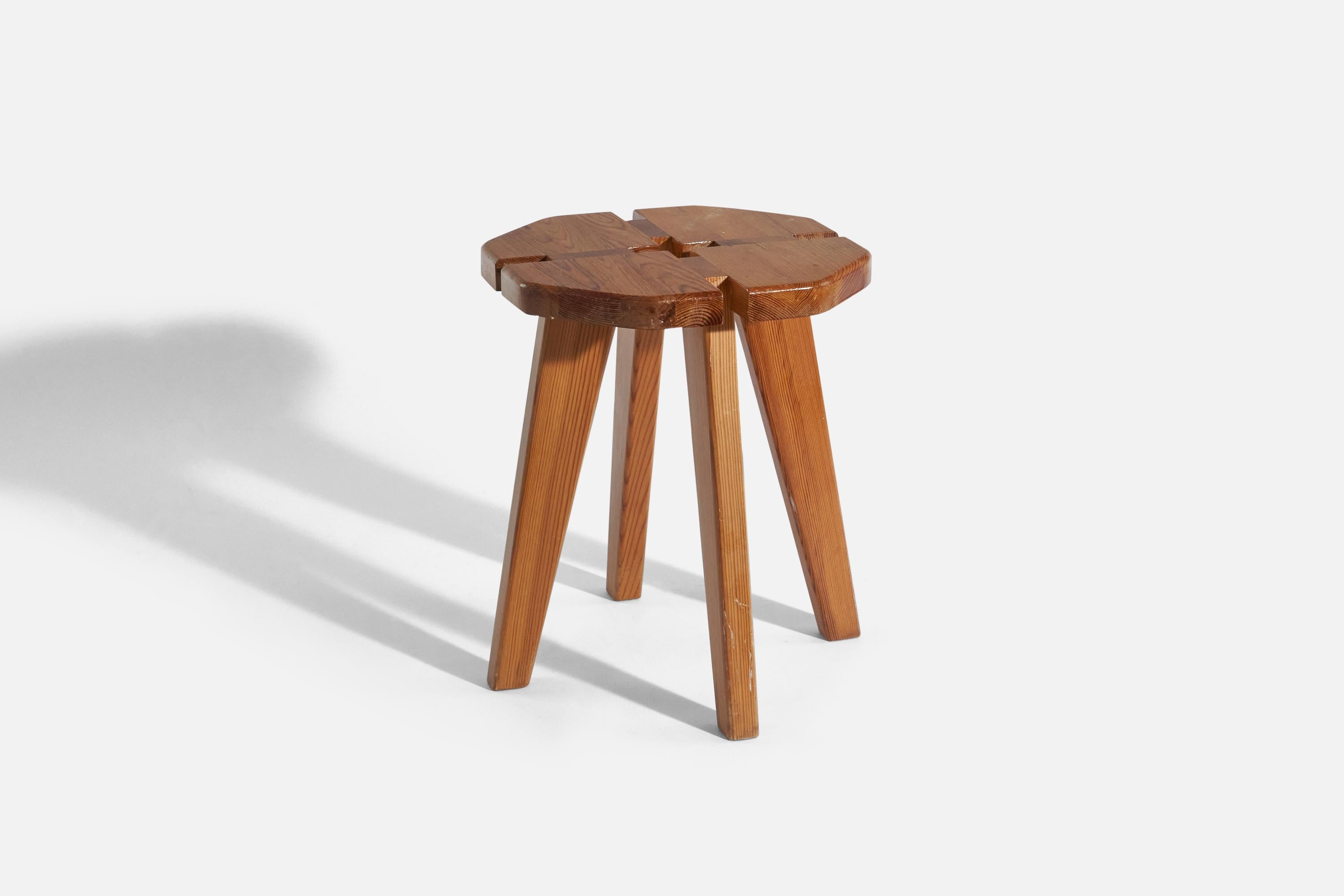 Hocker aus massivem Kiefernholz, entworfen und hergestellt in Schweden, ca. 1970er Jahre.