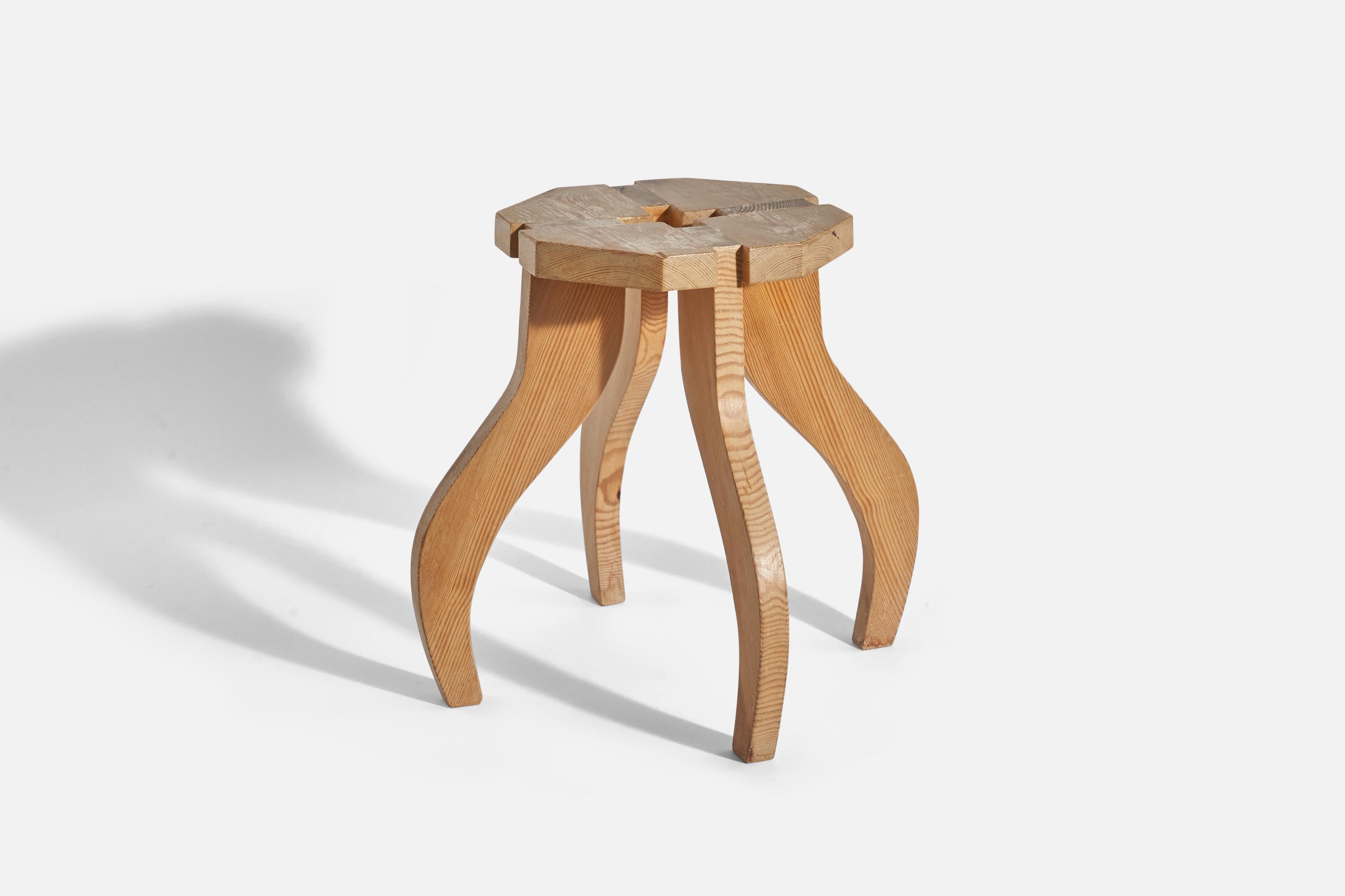 Tabouret en pin massif conçu et fabriqué en Suède, vers 1970.
