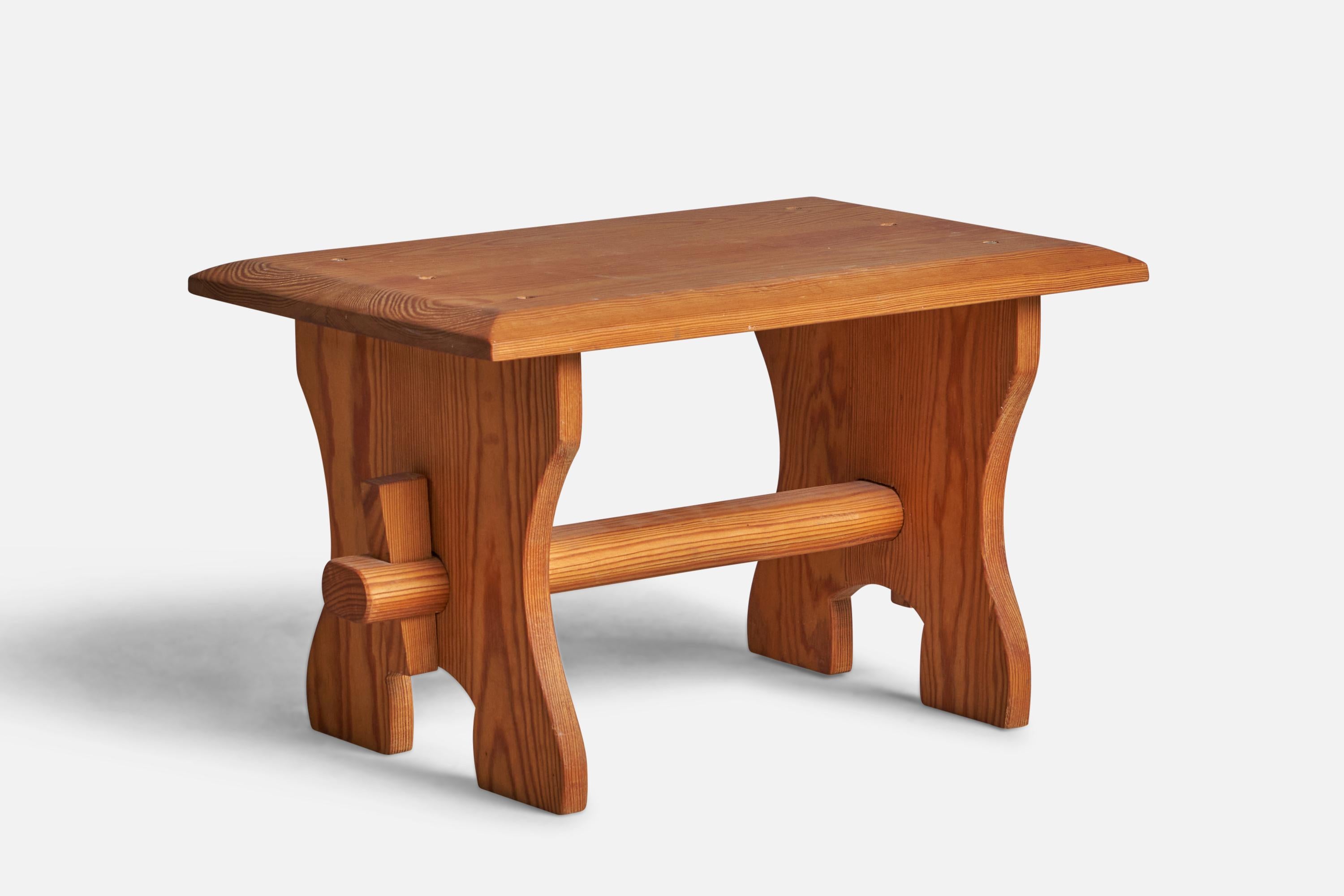 Tabouret en pin conçu et produit en Suède, c.C. années 1970.