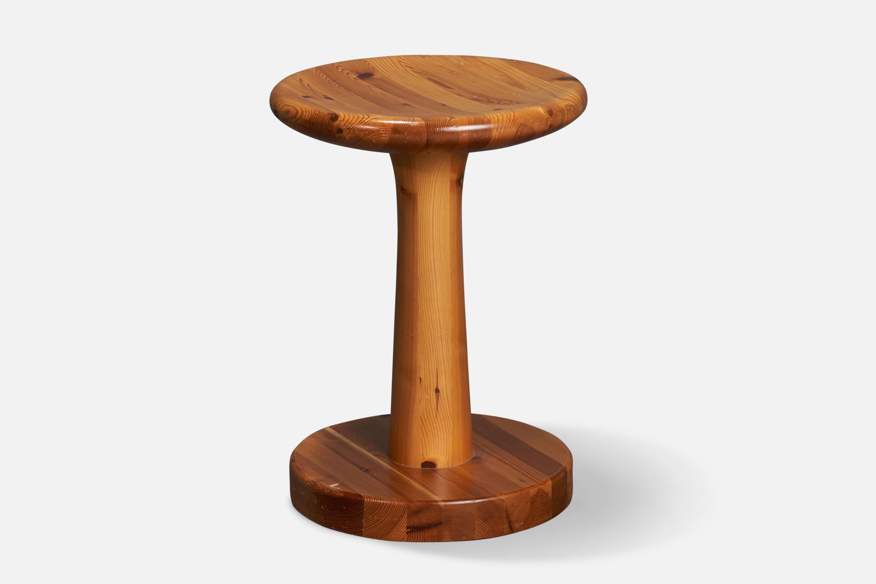 Tabouret en pin conçu et produit en Suède, années 1970.