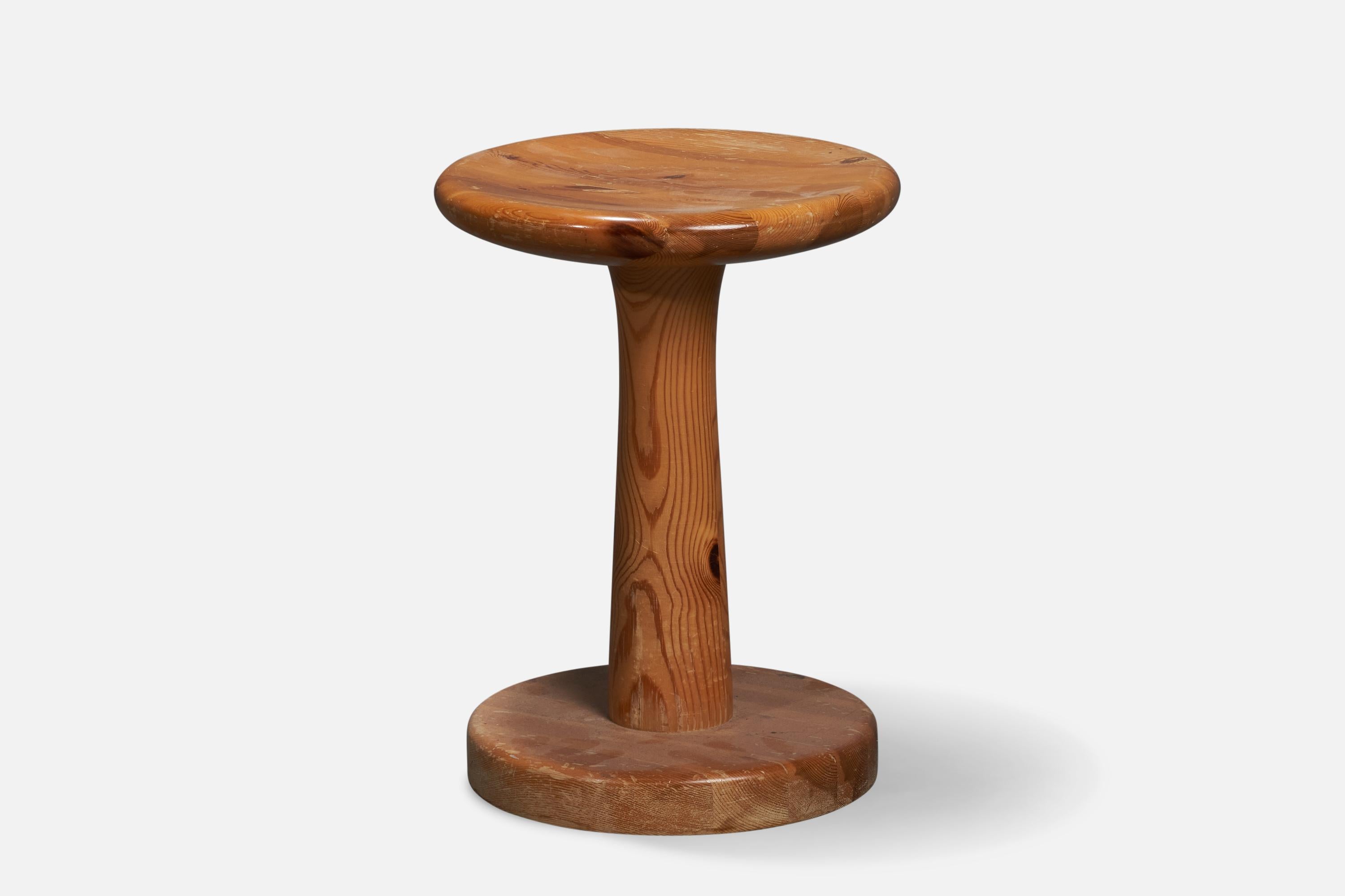 Tabouret en pin conçu et produit en Suède, années 1970.