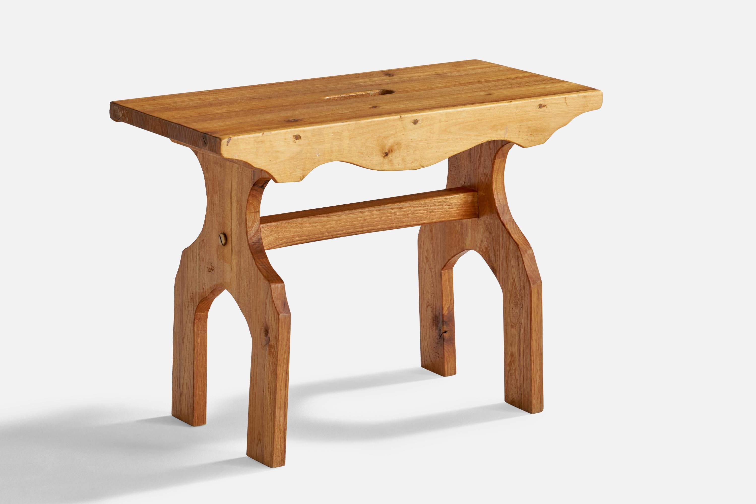 Tabouret en pin conçu et produit en Suède, années 1970.

Hauteur du siège 15.25