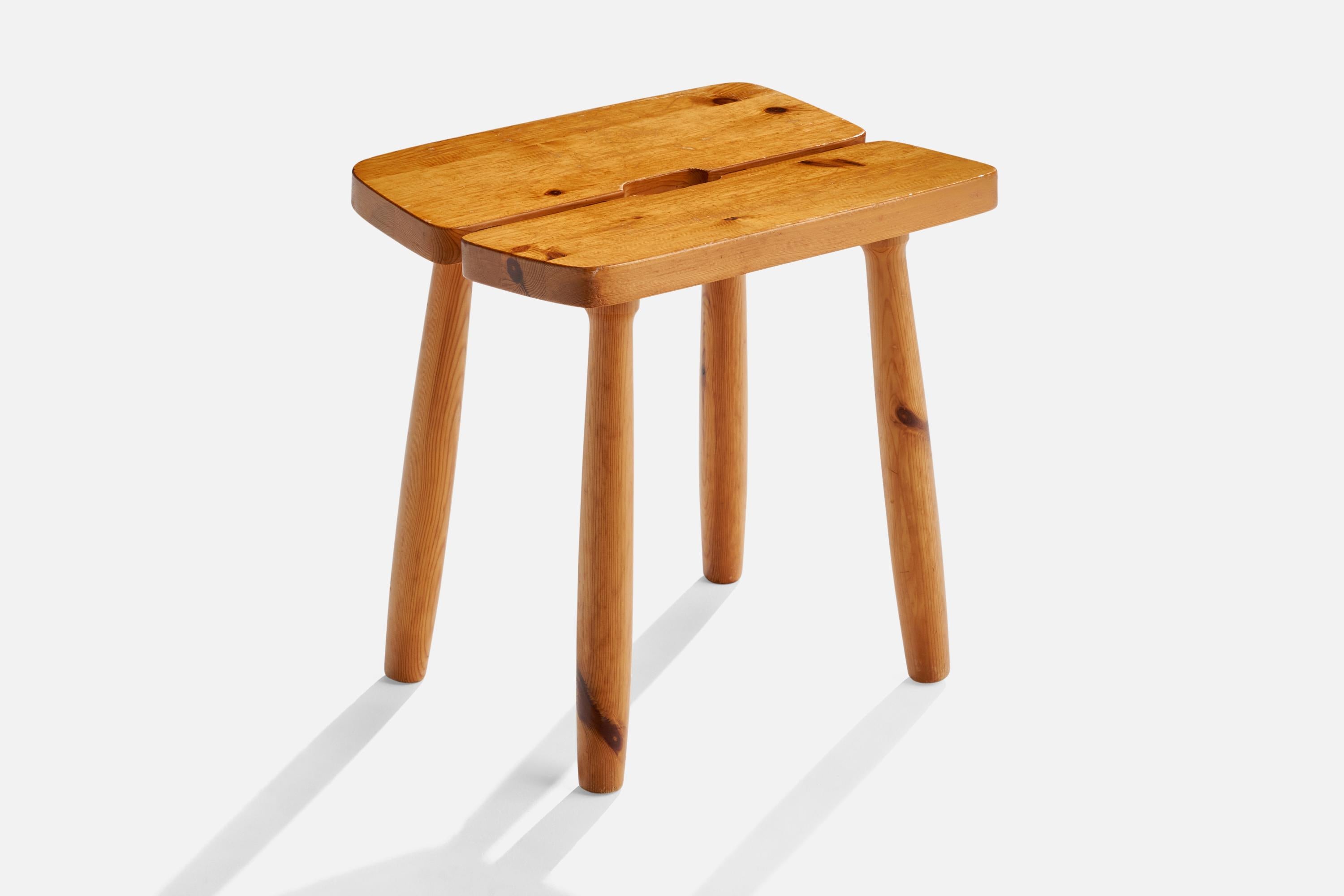Tabouret en pin conçu et produit en Suède, années 1970.