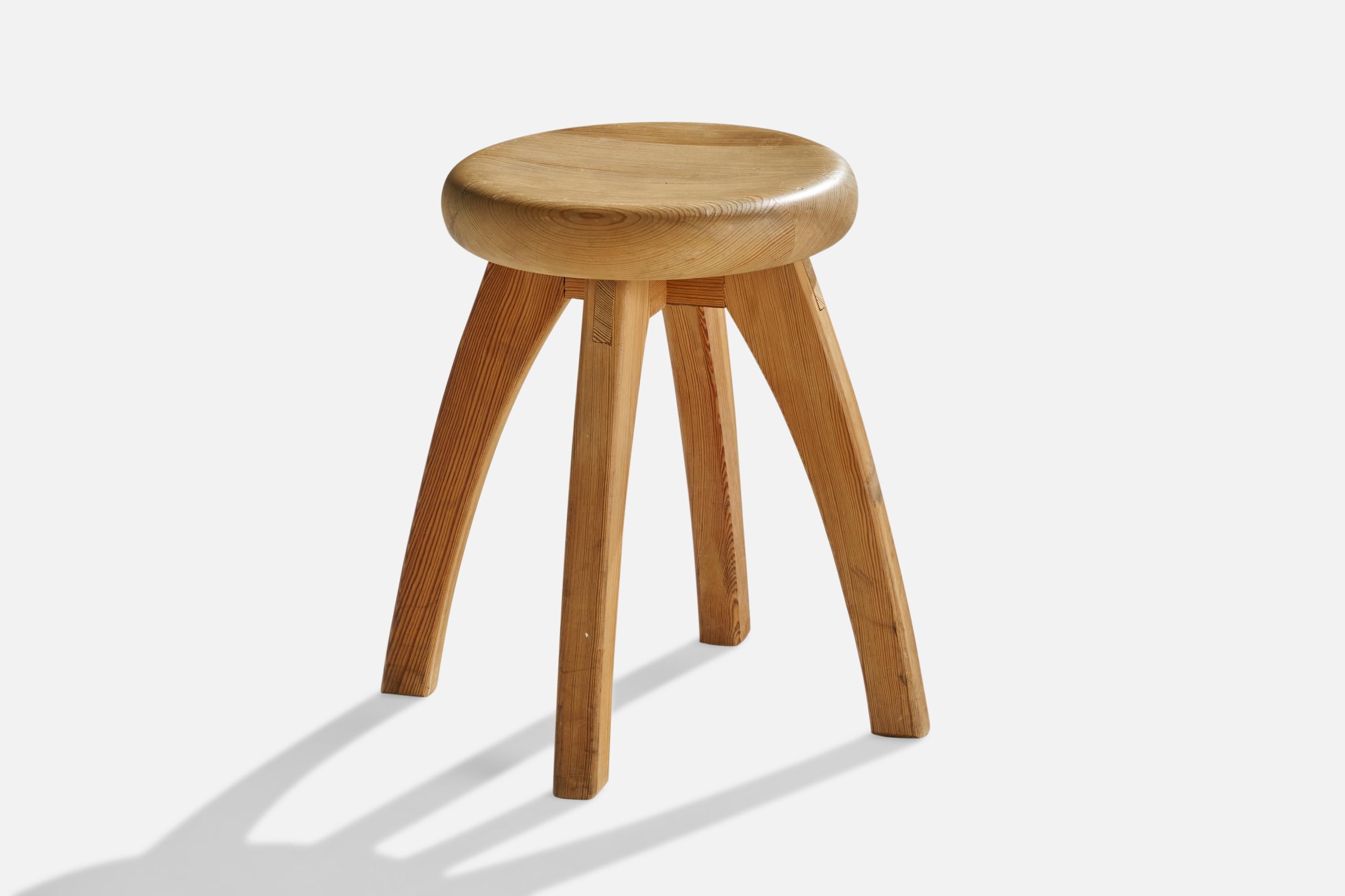 Ein Hocker aus Kiefernholz, entworfen und hergestellt in Schweden, ca. 1970er Jahre.

Sitzhöhe: 15