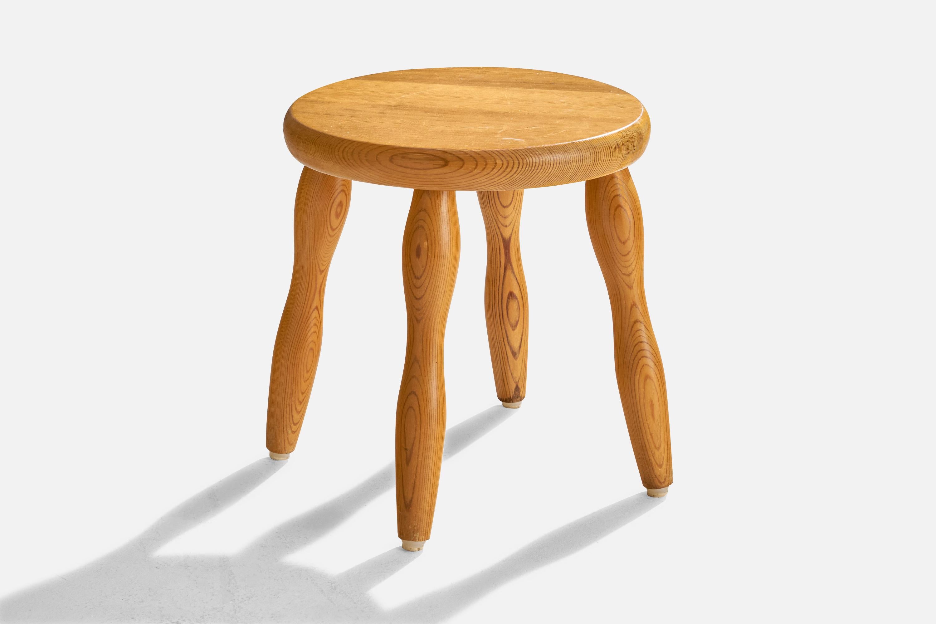 Tabouret en pin conçu et produit en Suède, c.C. années 1970.

Dimensions : 12 