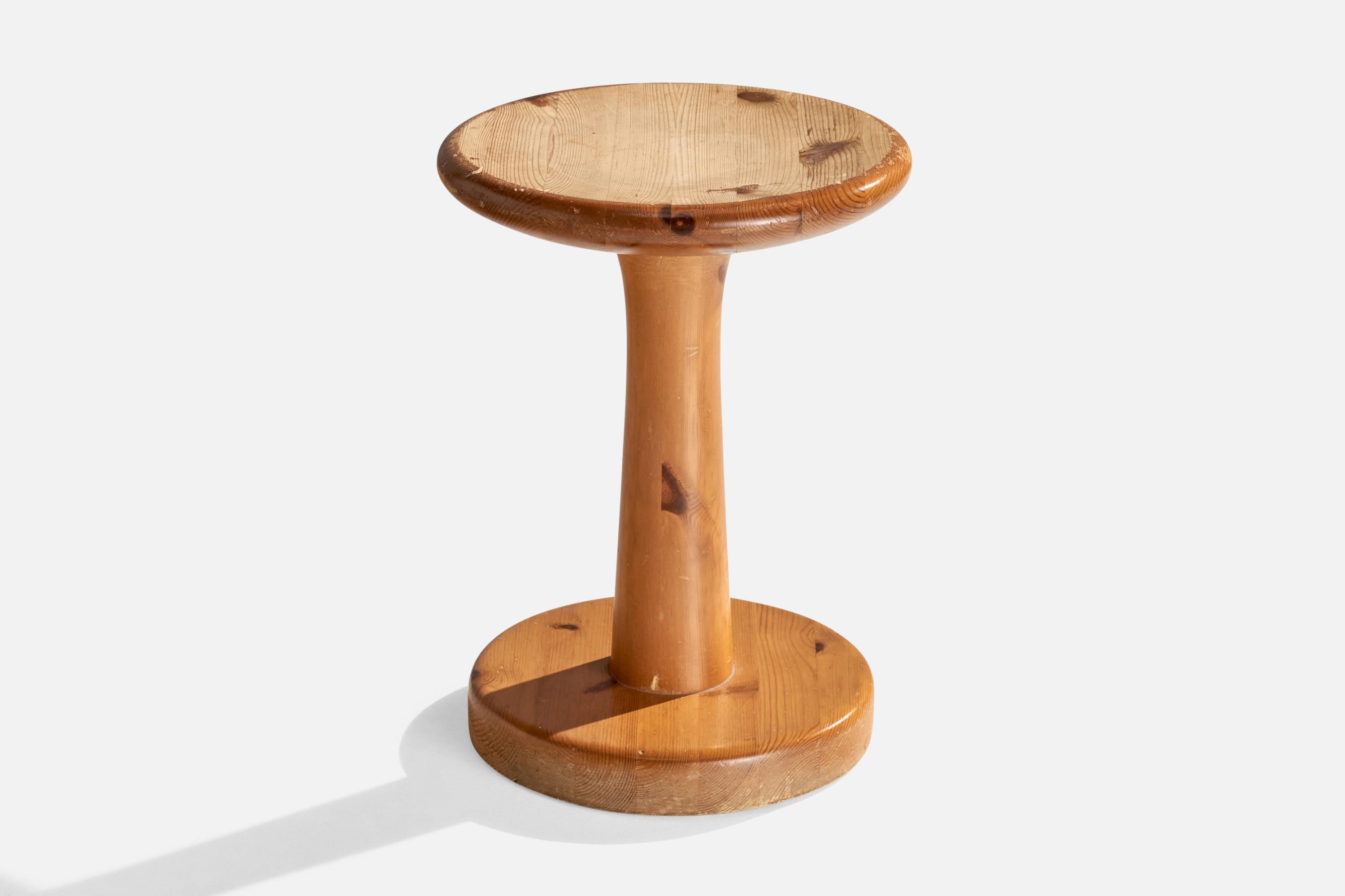 Tabouret en pin conçu et produit en Suède, c.C. années 1970.

Hauteur du siège : 18.25 